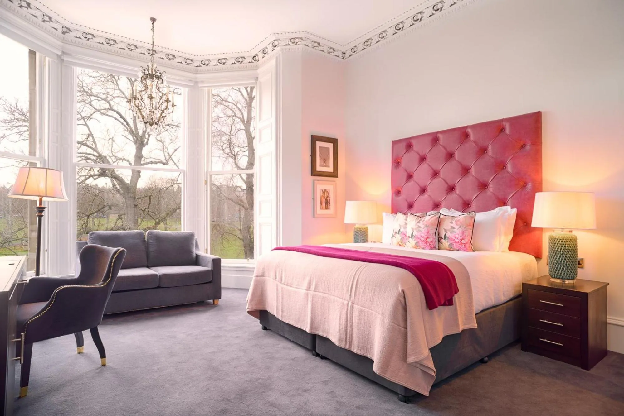 Bedroom, Bed in Black Ivy