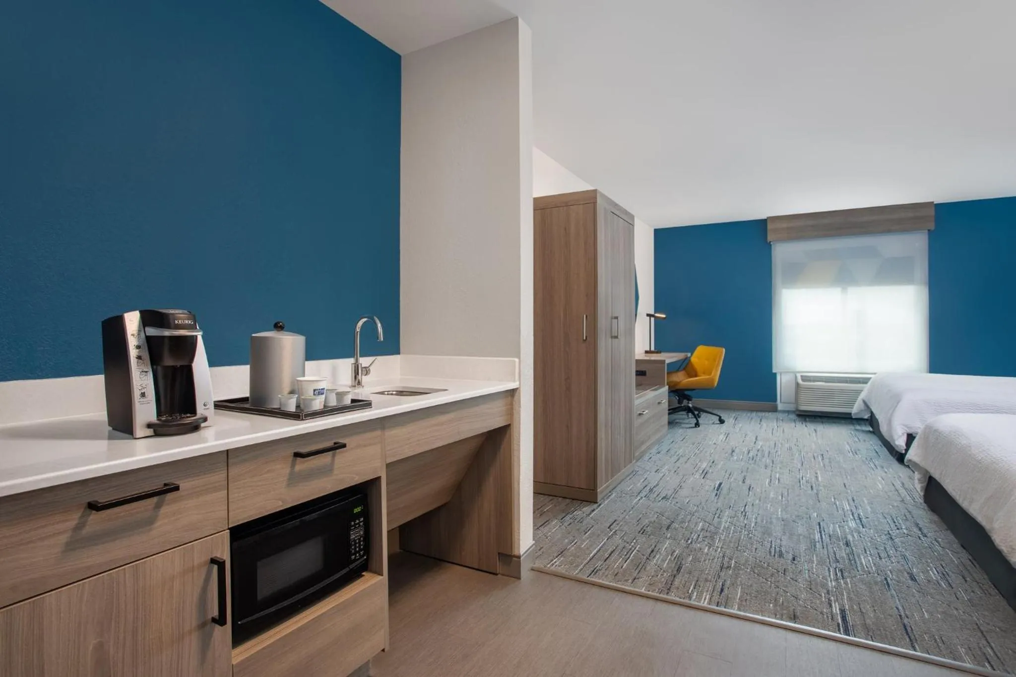 Photo of the whole room, Bed in Holiday Inn Express Hotel & Suites Terre Haute by IHG