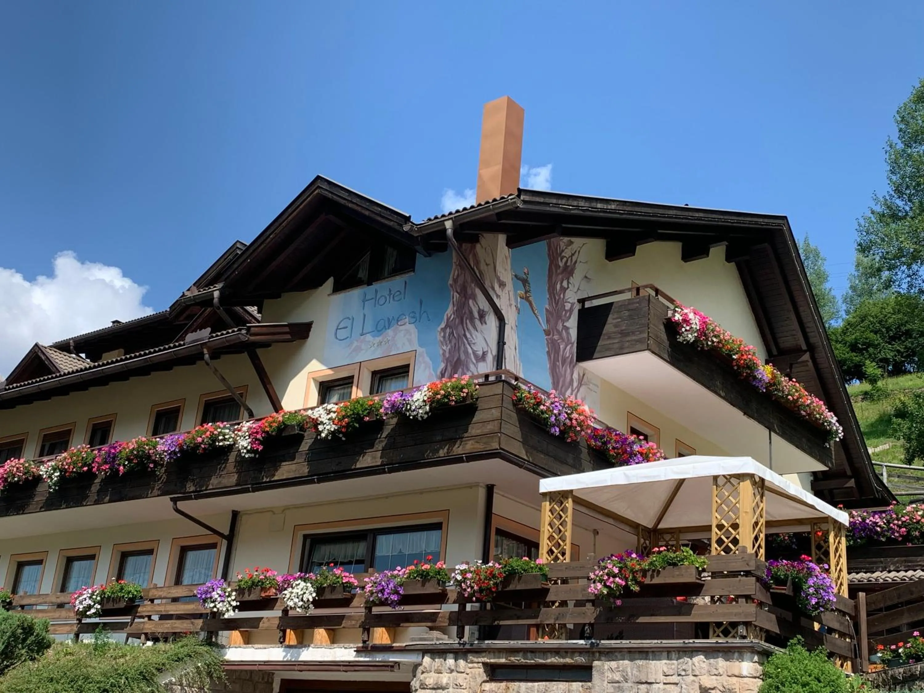 Property building in Hotel El Laresh