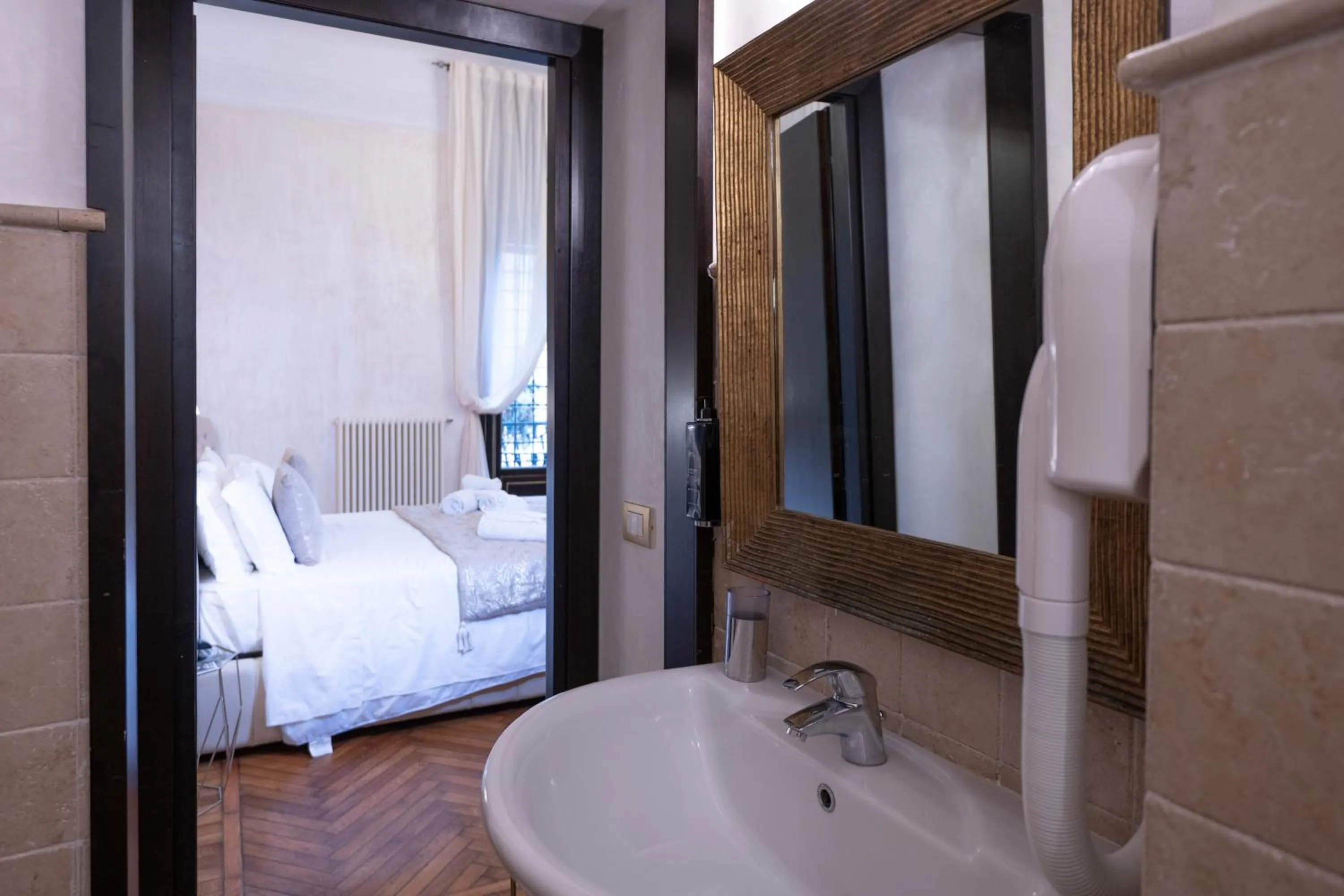Bathroom, Bed in Contessa Arrivabene Antica Dimora
