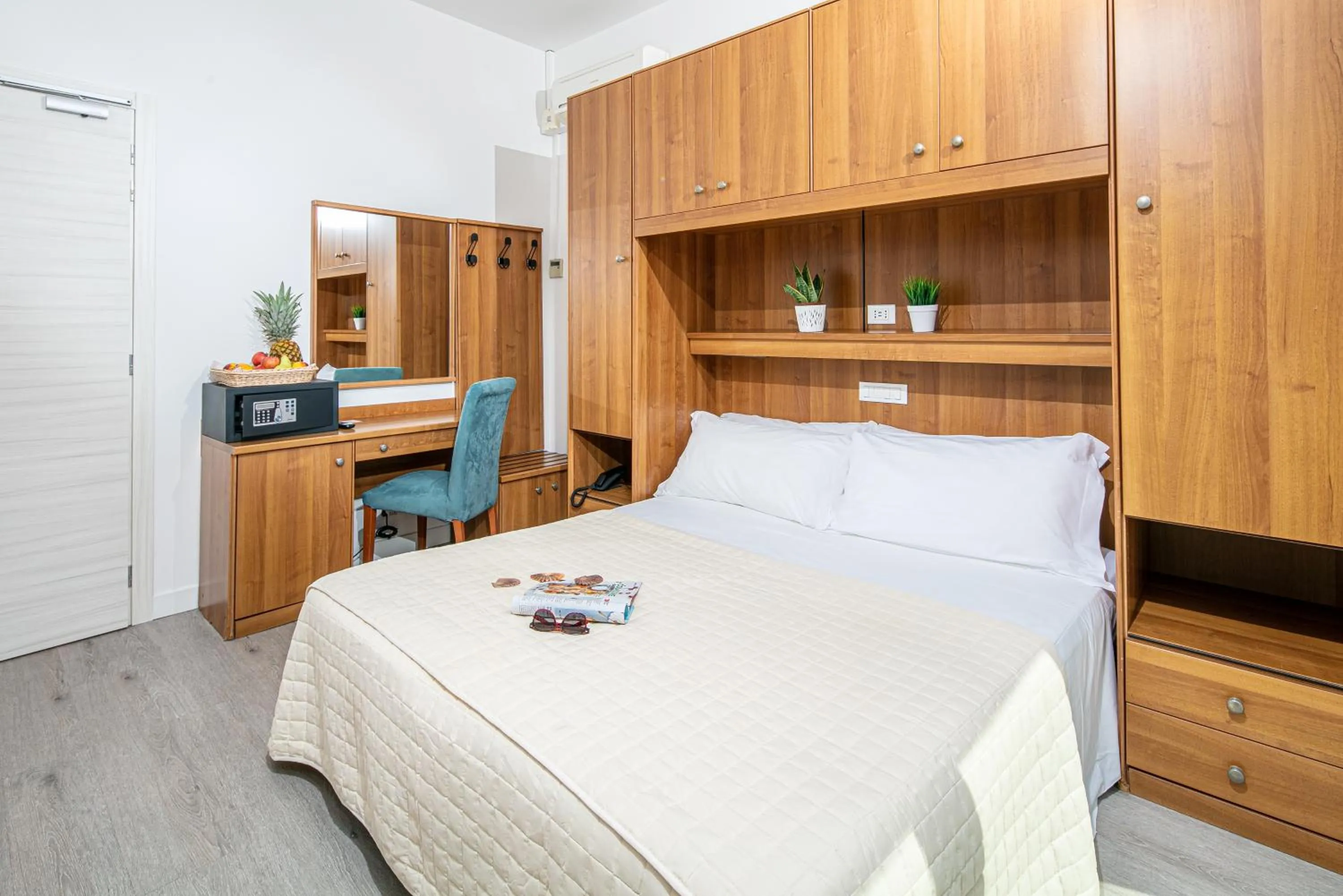 Beach, Bed in Hotel Pigalle