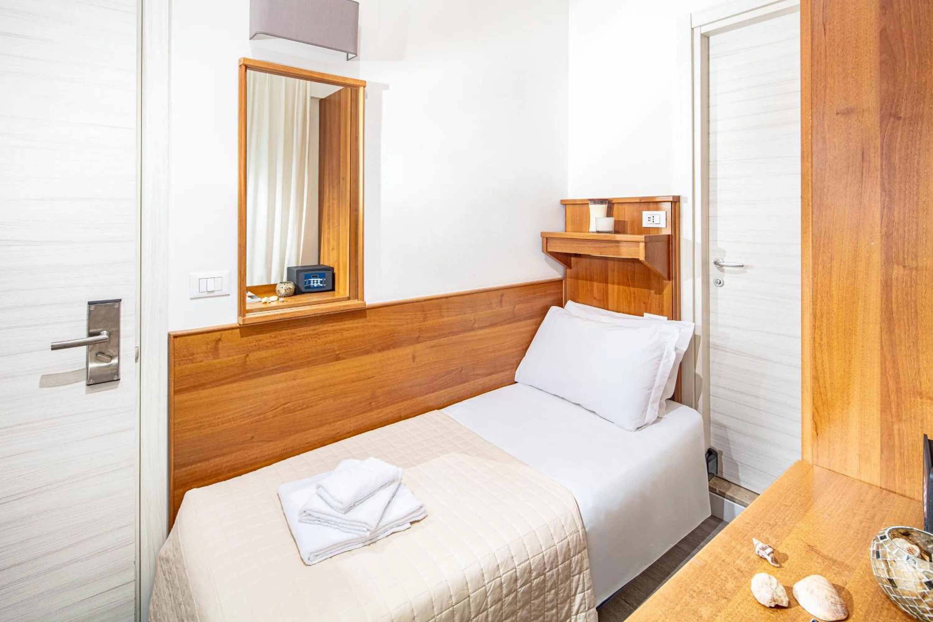 Property building, Bed in Hotel Pigalle