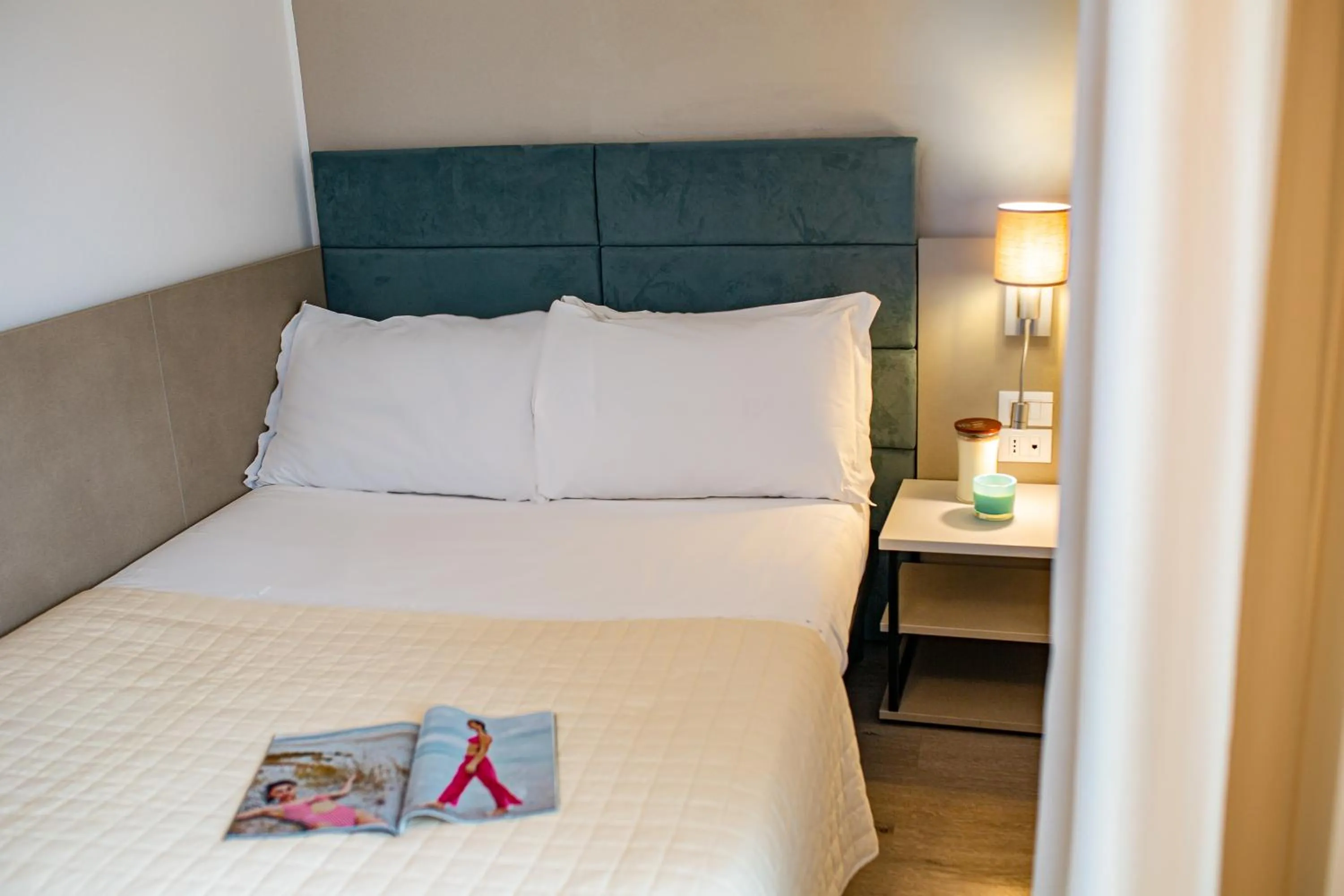 Property building, Bed in Hotel Pigalle
