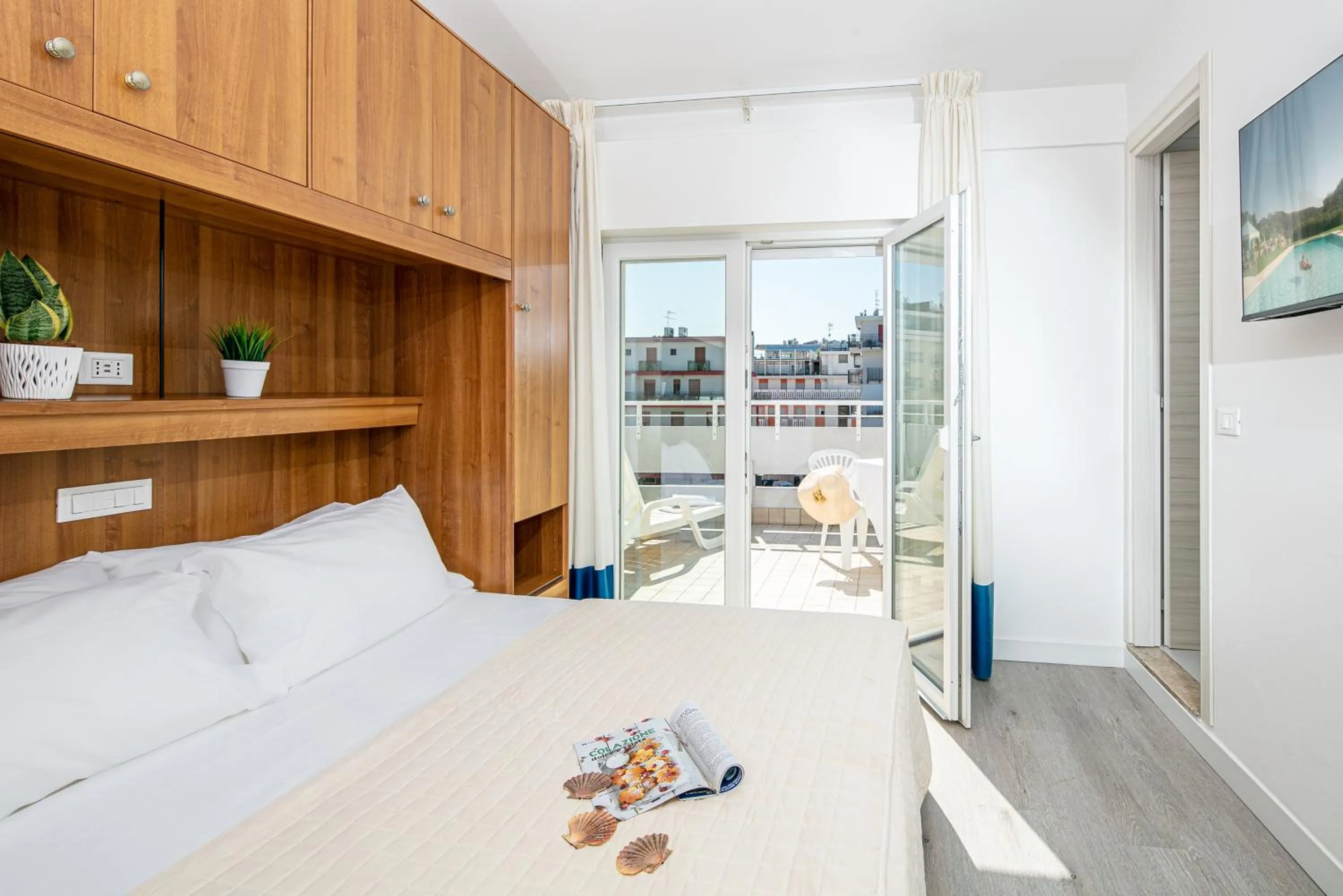 Beach, Bed in Hotel Pigalle