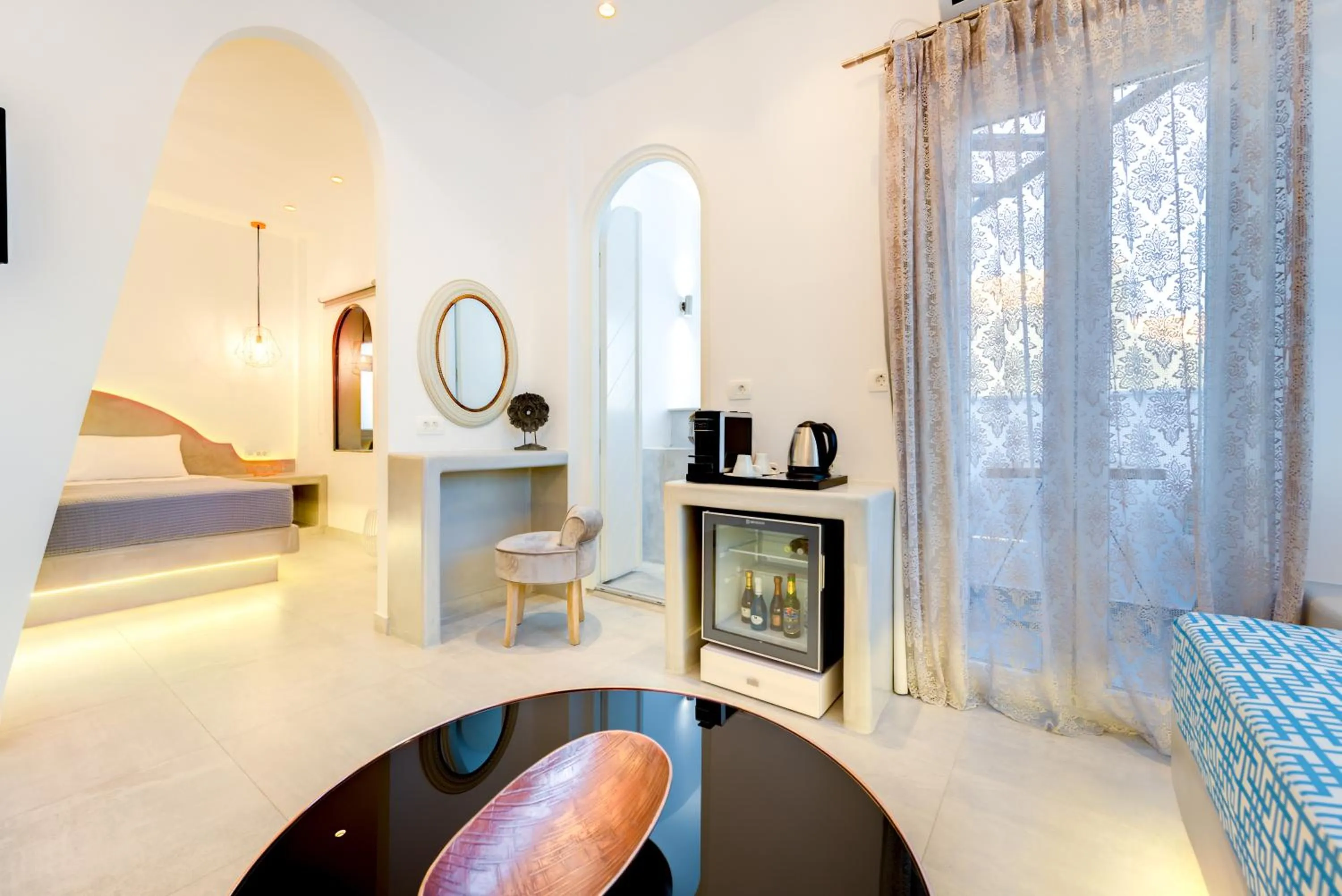 Photo of the whole room, Bed in Emerald Collection Suites