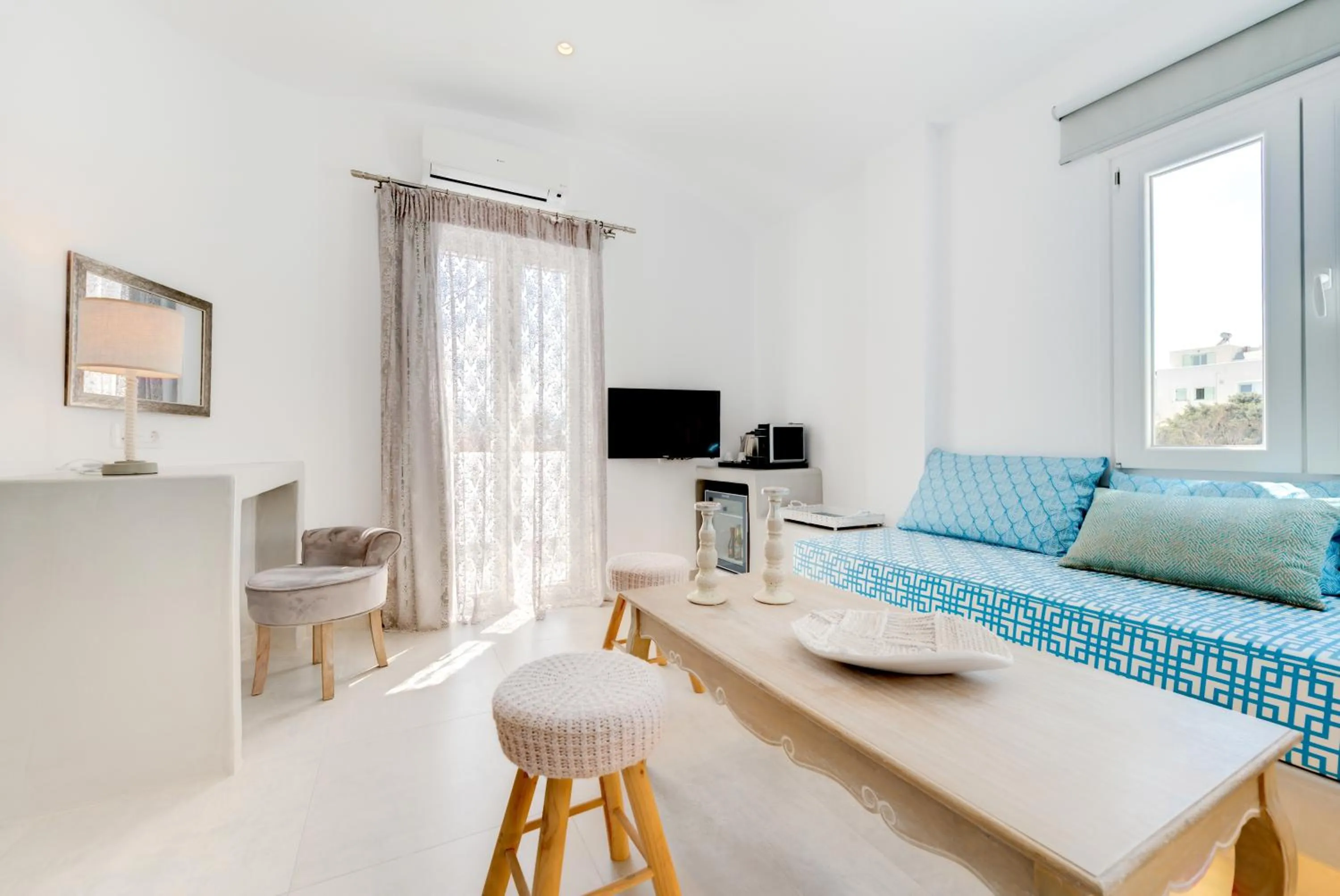 Living room, Bed in Emerald Collection Suites