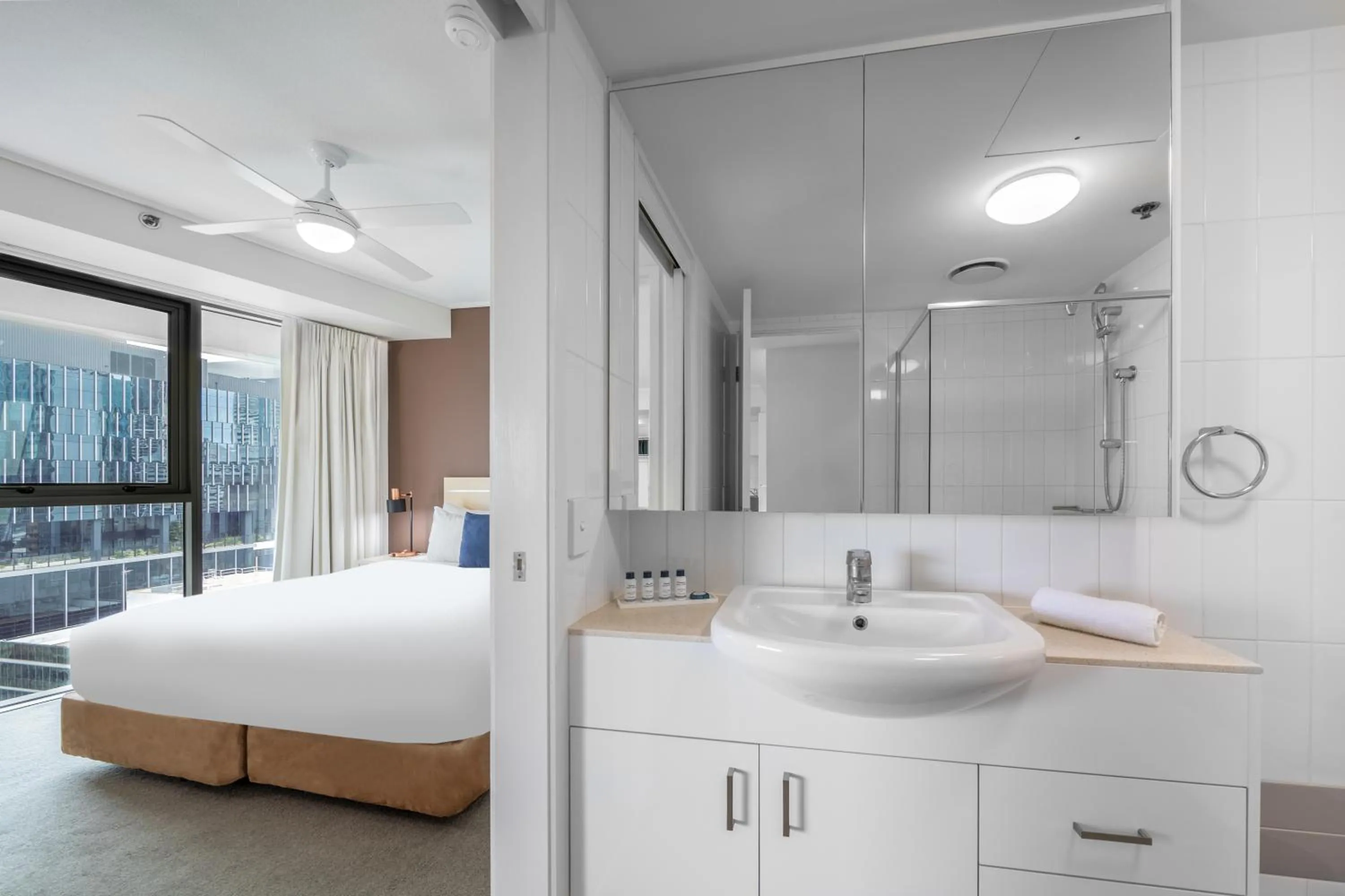 Bathroom, Bed in Oaks Brisbane on Felix Suites