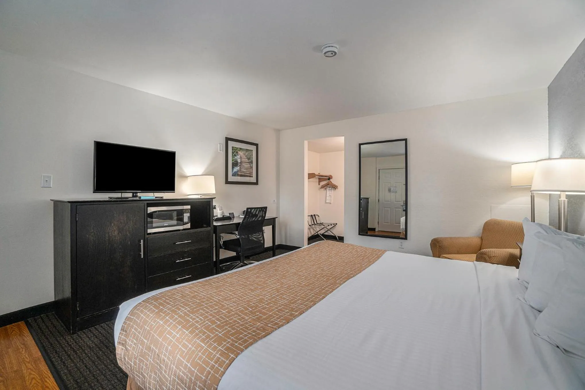 Bed in Travelodge by Wyndham Traverse City MI