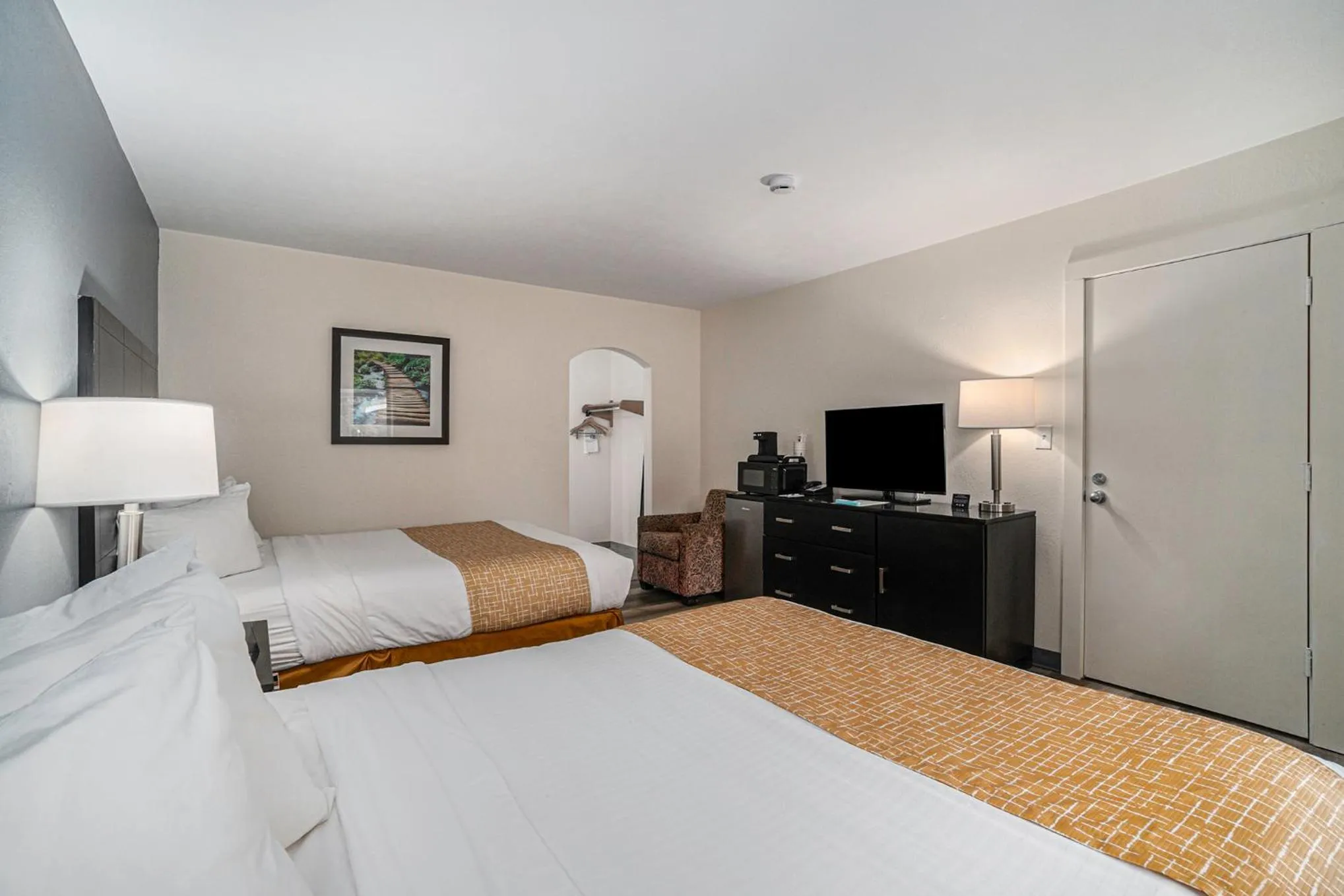 Bed in Travelodge by Wyndham Traverse City MI