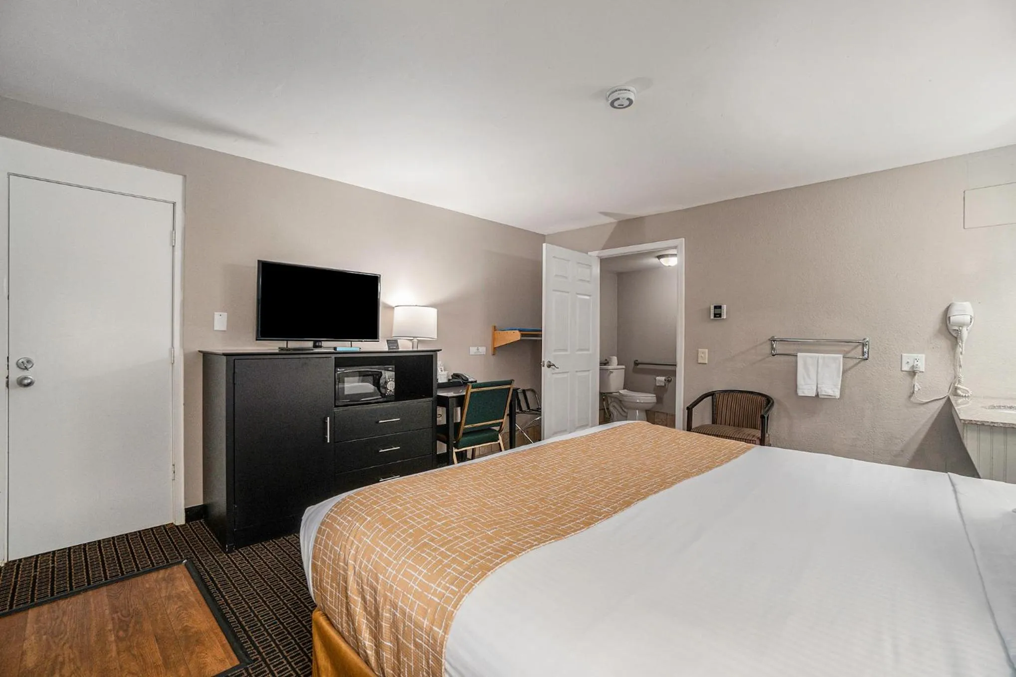 Bed in Travelodge by Wyndham Traverse City MI