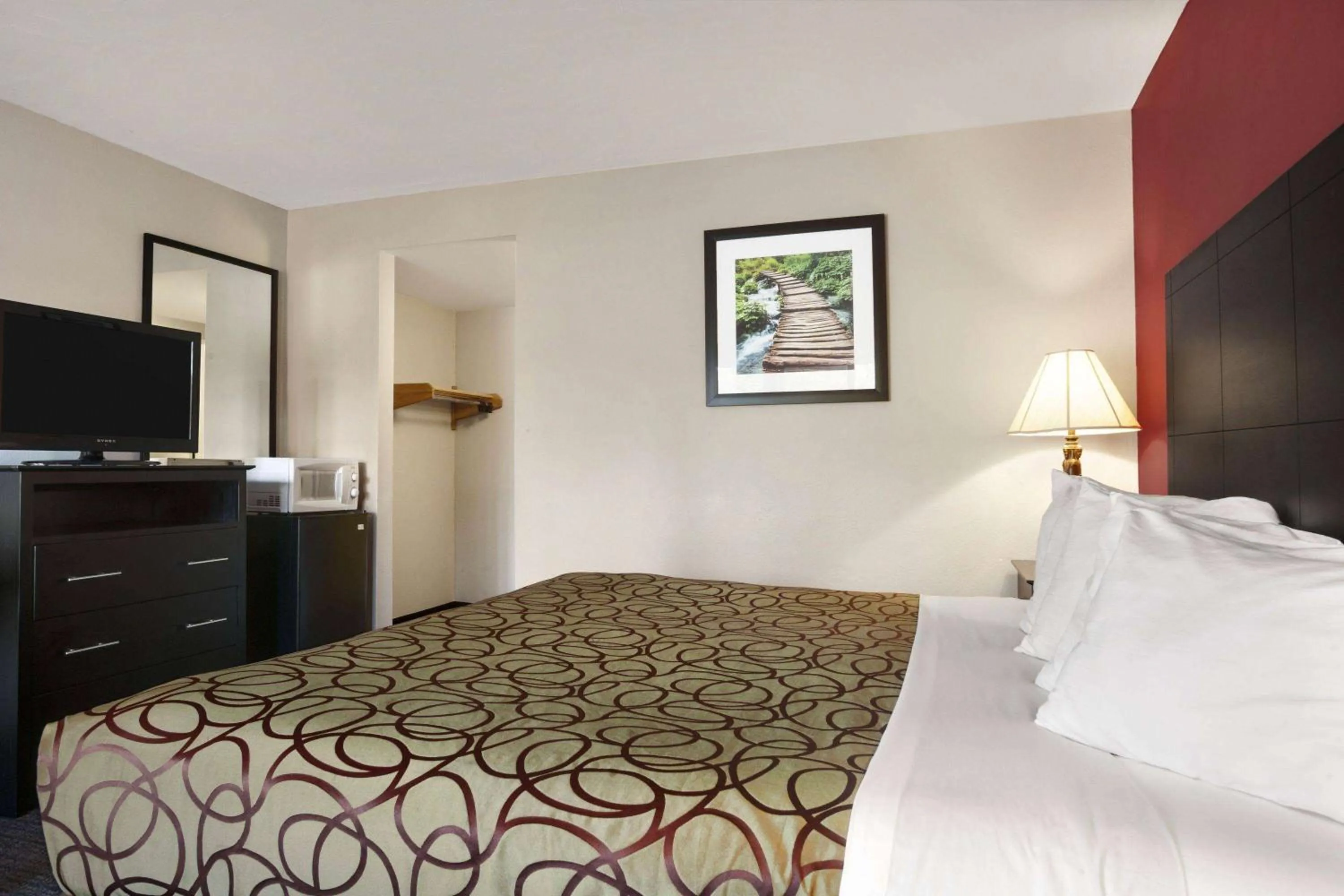 Photo of the whole room, Bed in Travelodge by Wyndham Traverse City MI