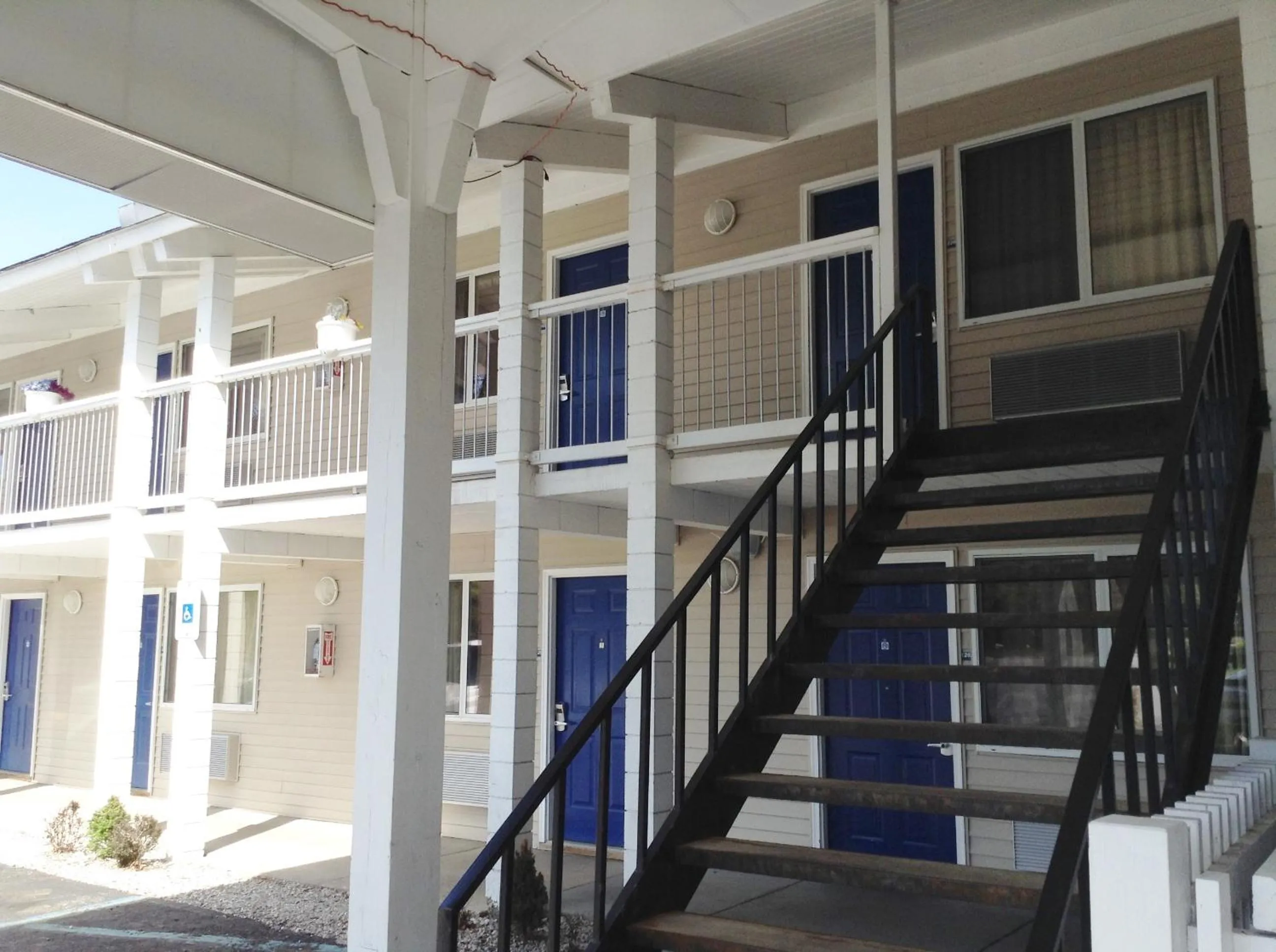 Facade/entrance in Travelodge by Wyndham Traverse City MI