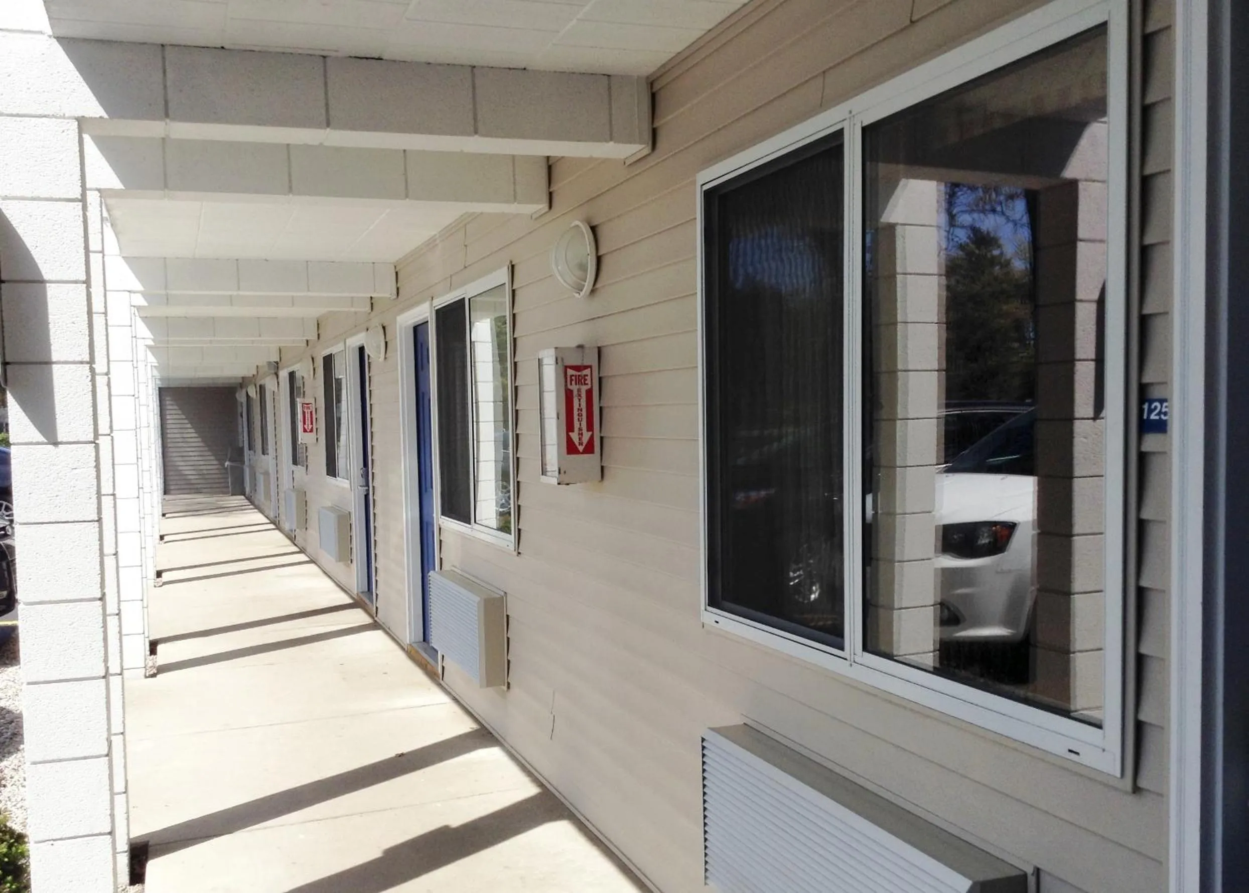 Facade/entrance in Travelodge by Wyndham Traverse City MI