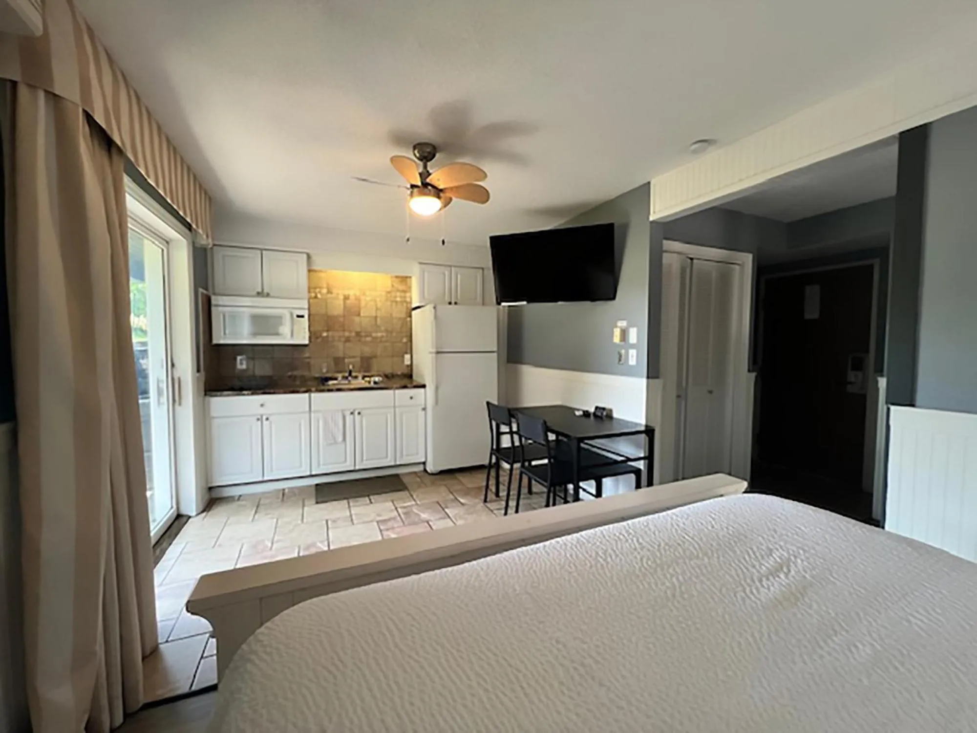 Bedroom, Bed in Travelodge by Wyndham Traverse City MI