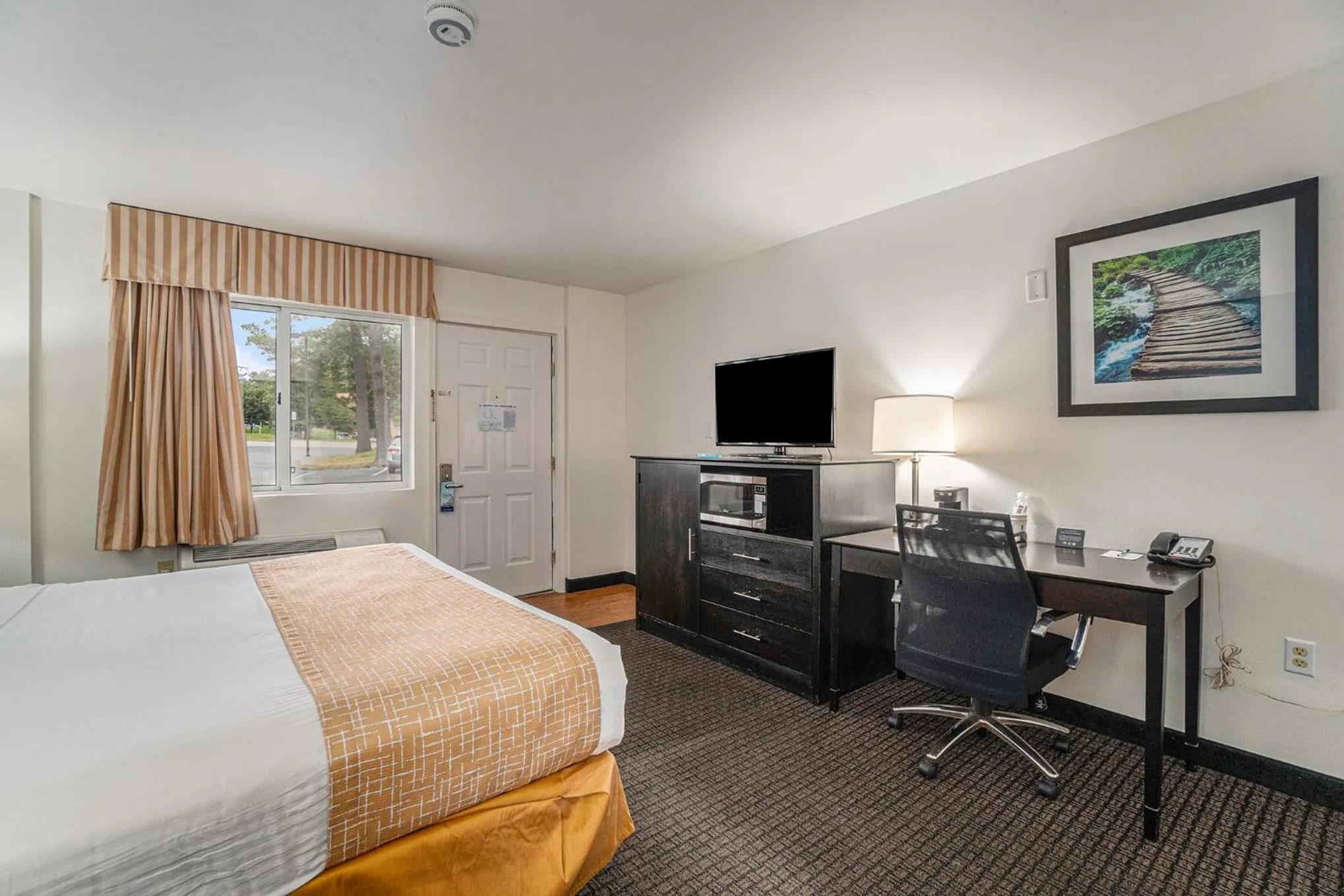 Bed in Travelodge by Wyndham Traverse City MI