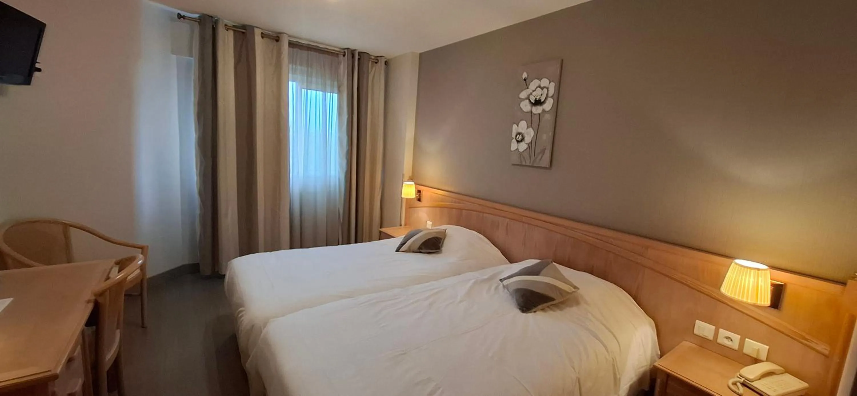 Property building, Bed in Hotel Beau Rivage