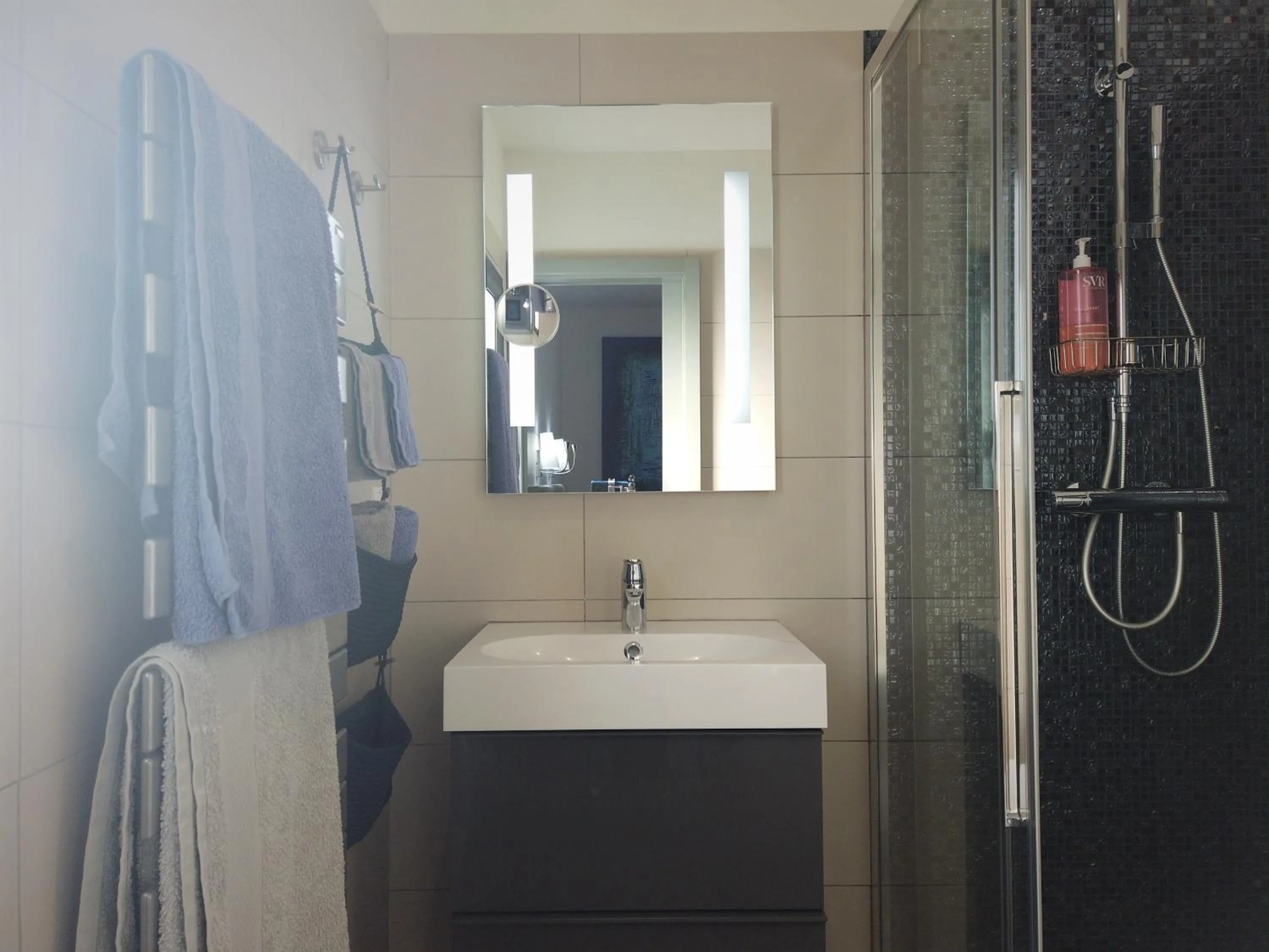 Shower in Villa Otilia-Bed and Breakfast-Chambres d'hôtes en Provence