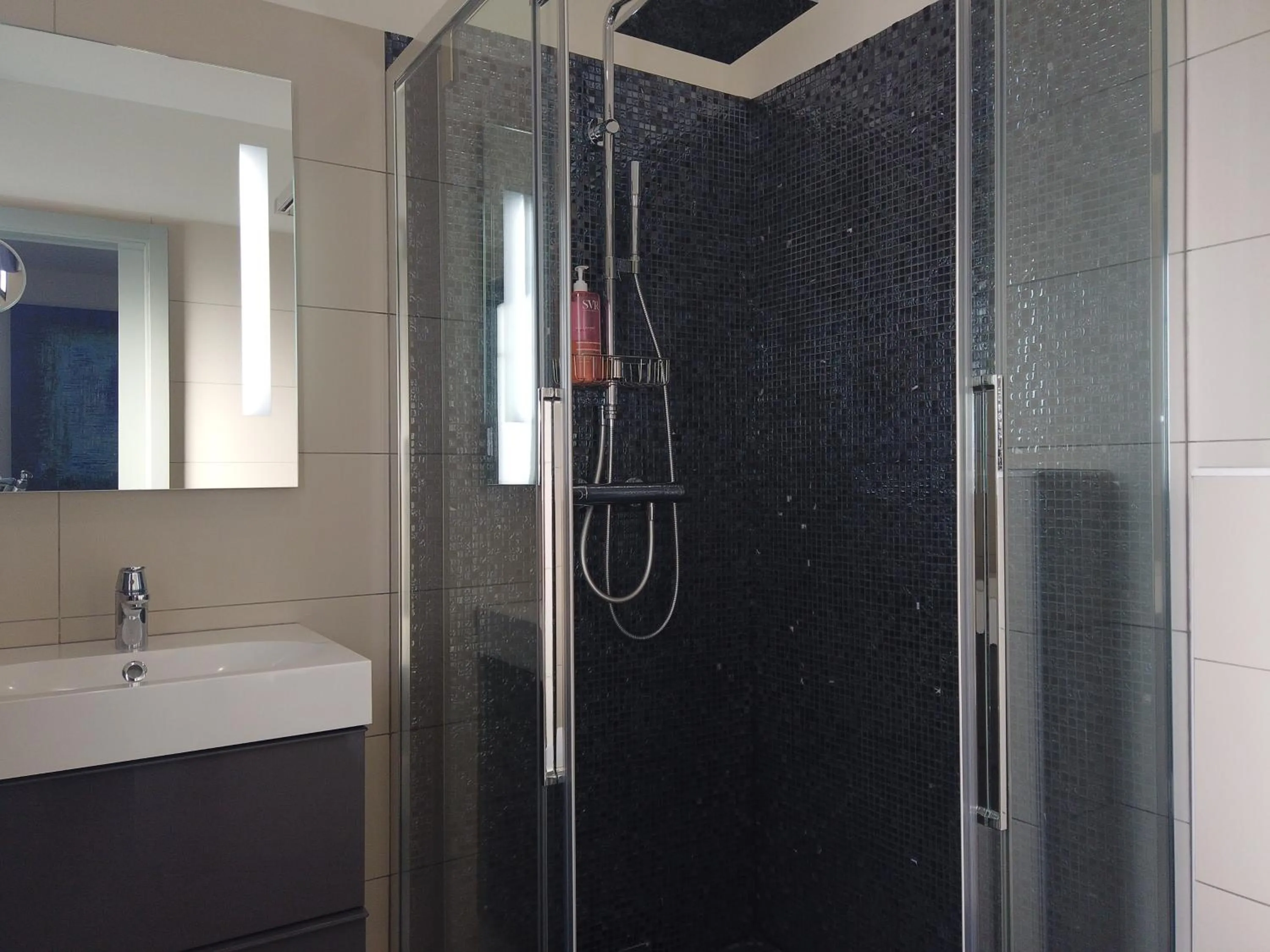 Shower in Villa Otilia-Bed and Breakfast-Chambres d'hôtes en Provence