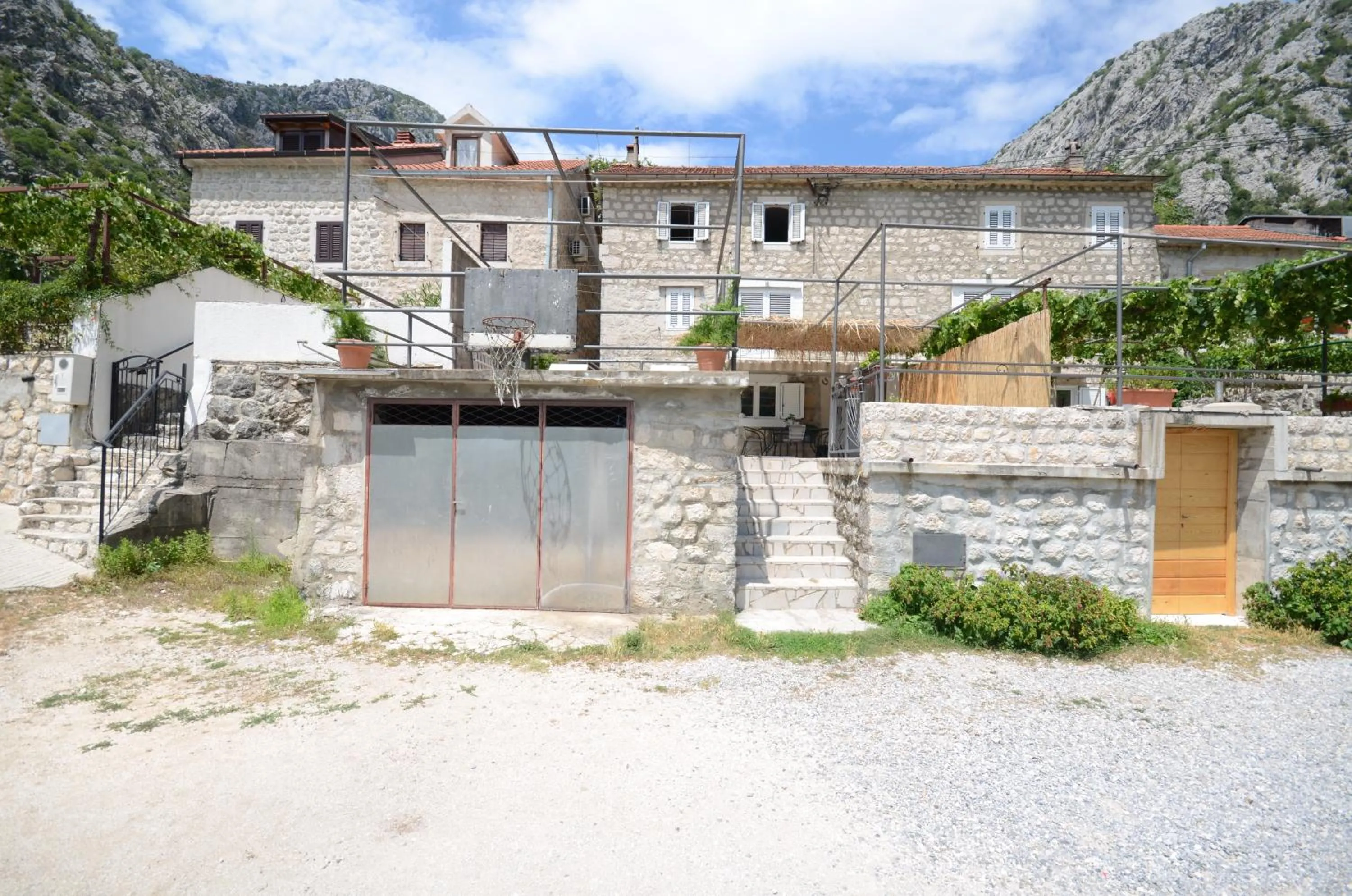 Property building in Stone House Dragutinovic