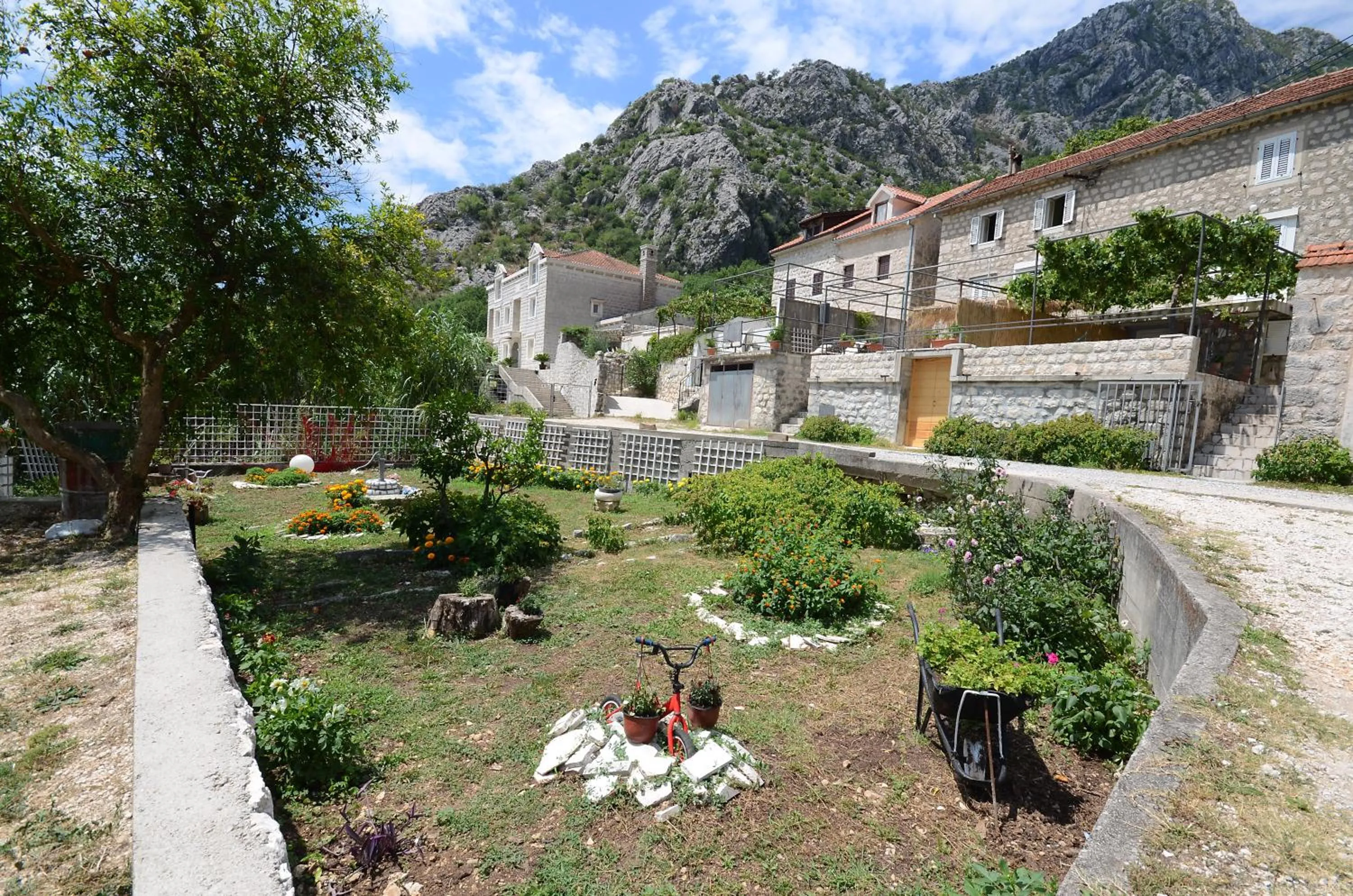Neighbourhood in Stone House Dragutinovic