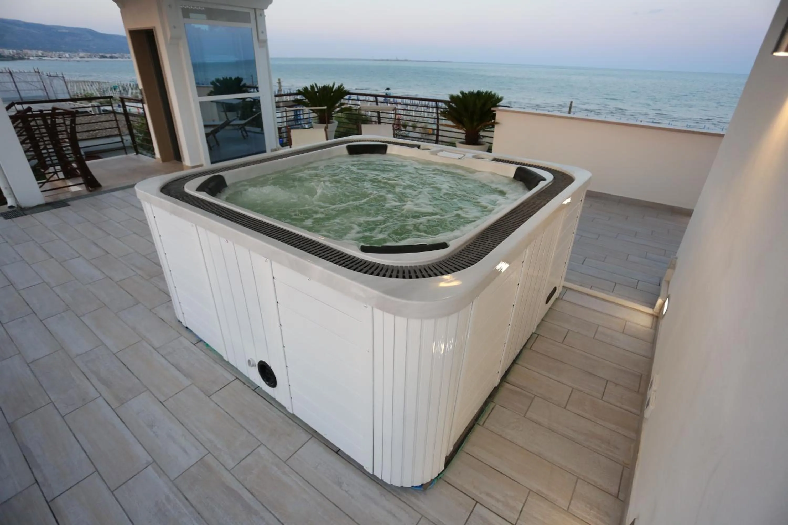 Hot Tub in Vista beb mare