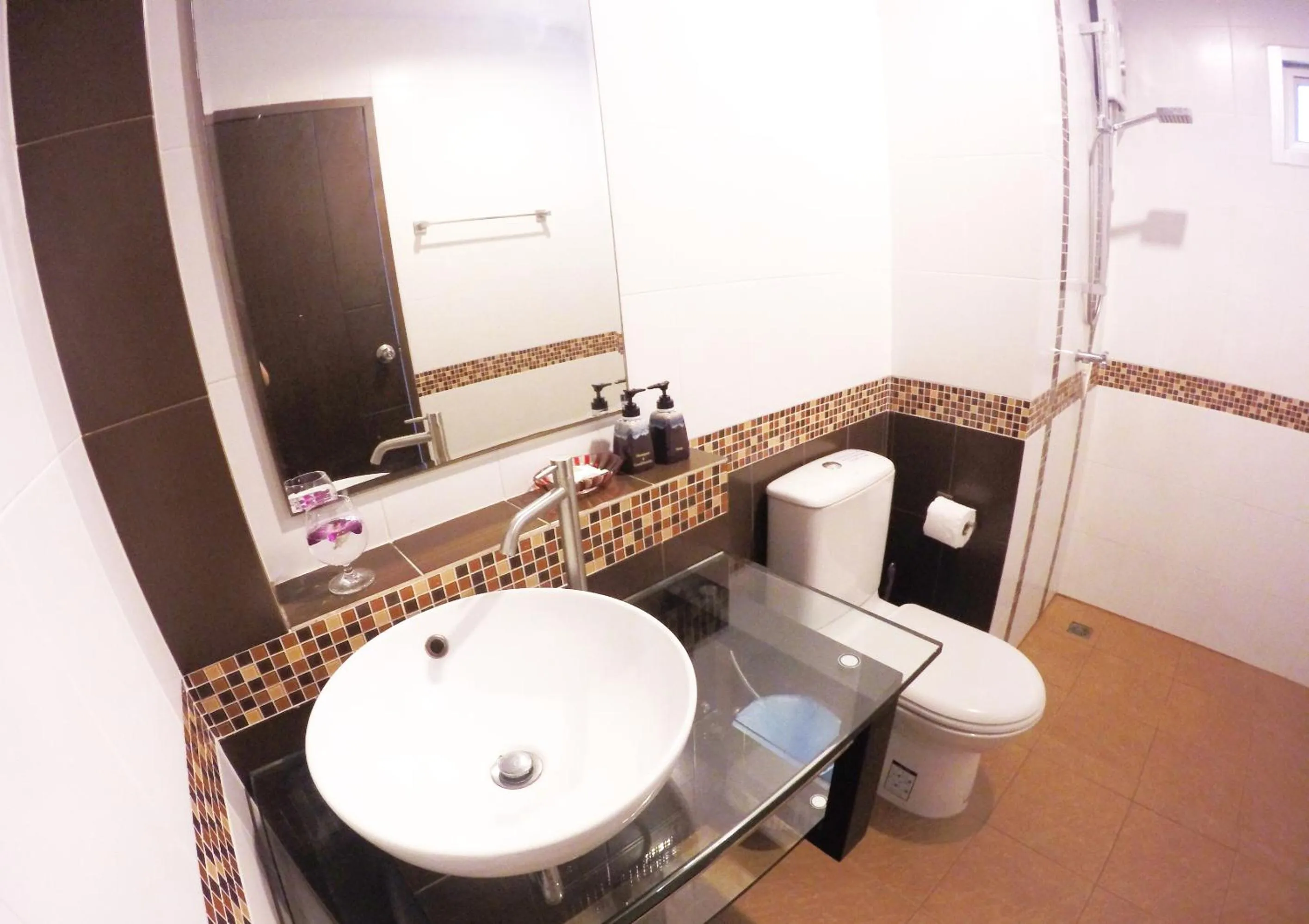 Shower in Benjamas Place