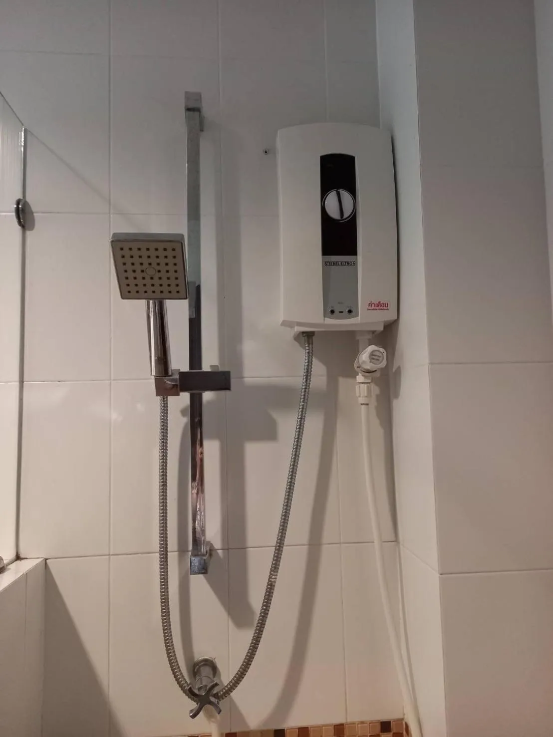 Shower in Benjamas Place