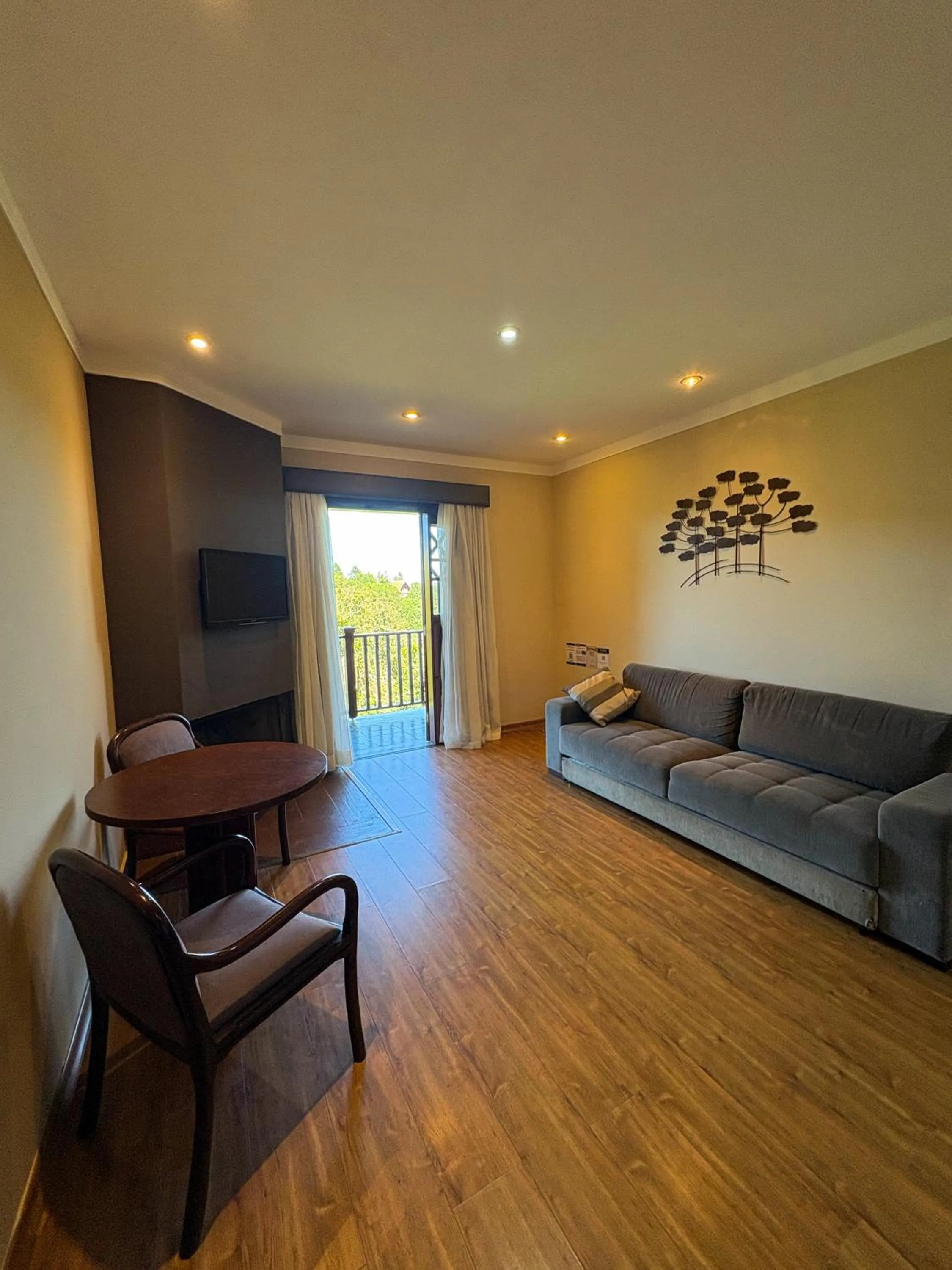 Communal lounge/ TV room in Hotel Home Green Home