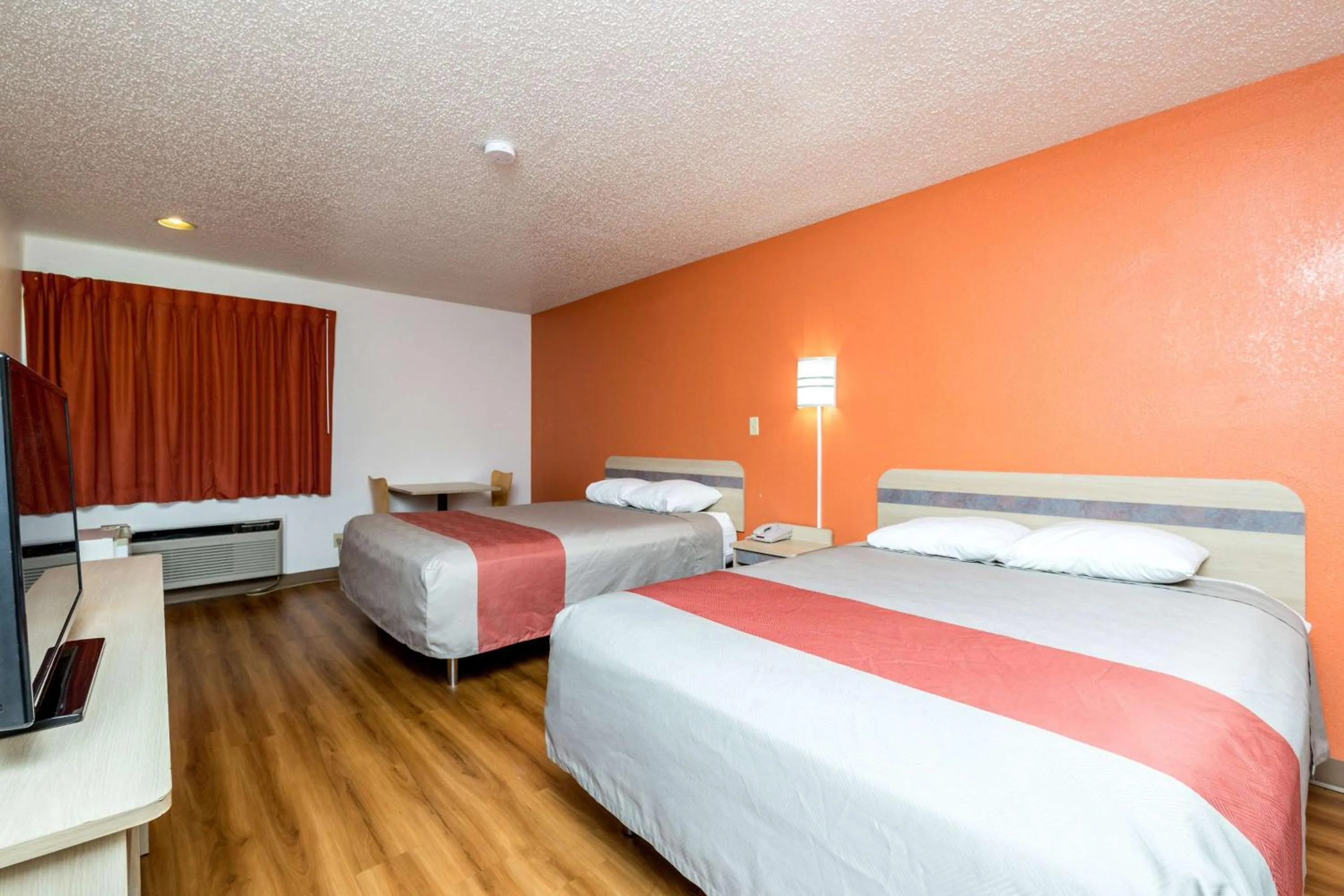 TV and multimedia, Bed in Motel 6-Waterloo, IA