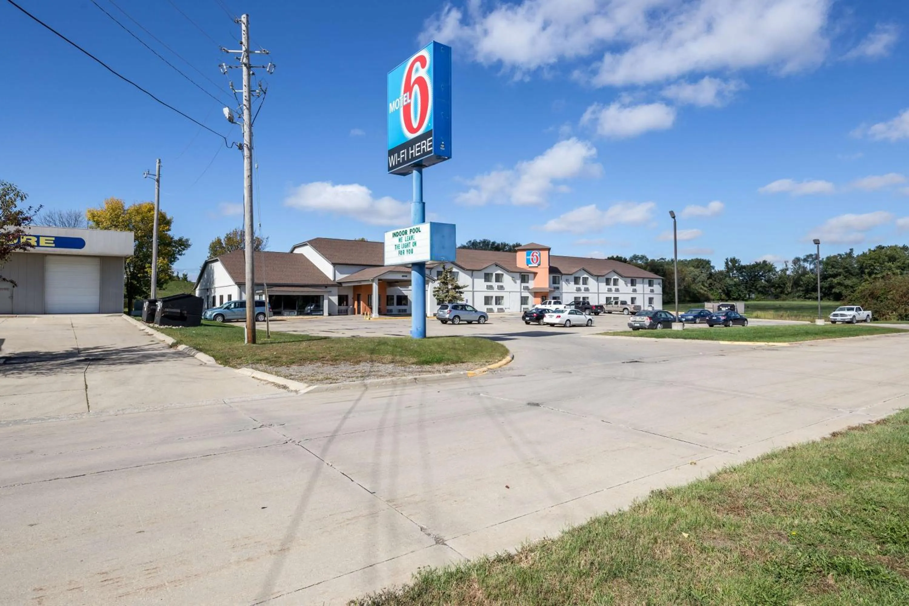 Property building in Motel 6-Waterloo, IA