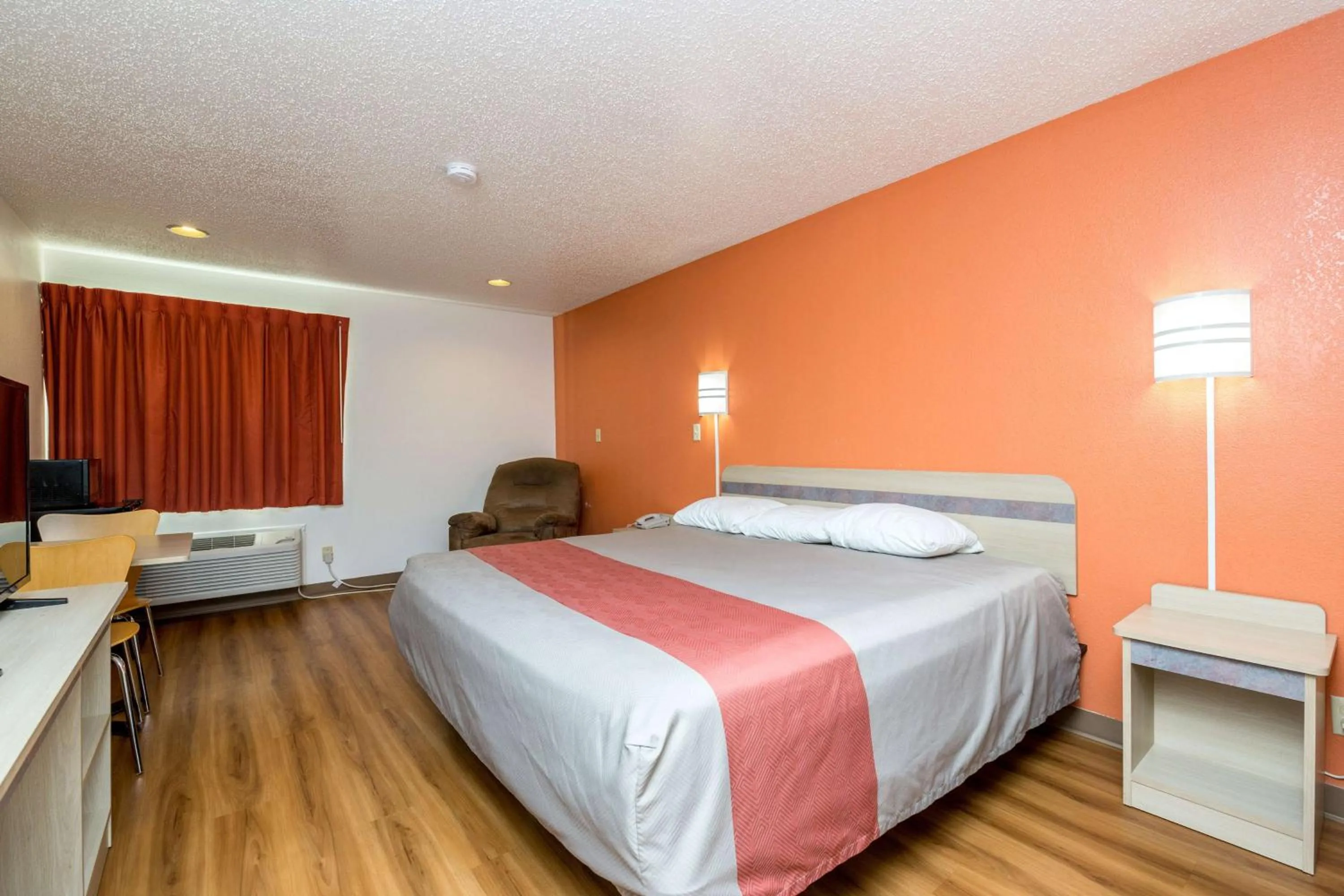 TV and multimedia, Bed in Motel 6-Waterloo, IA