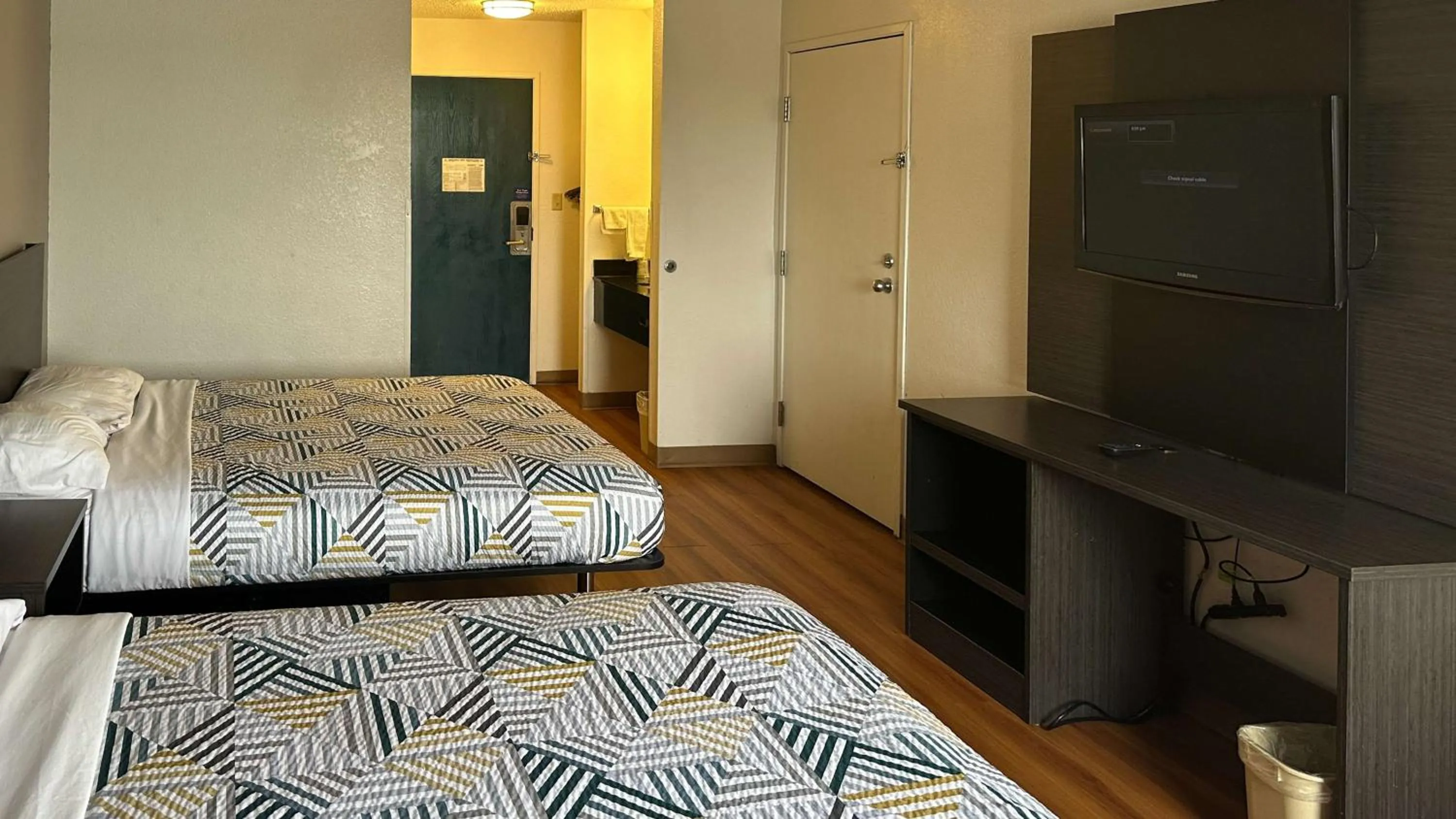 Bedroom, Bed in Motel 6-Waterloo, IA