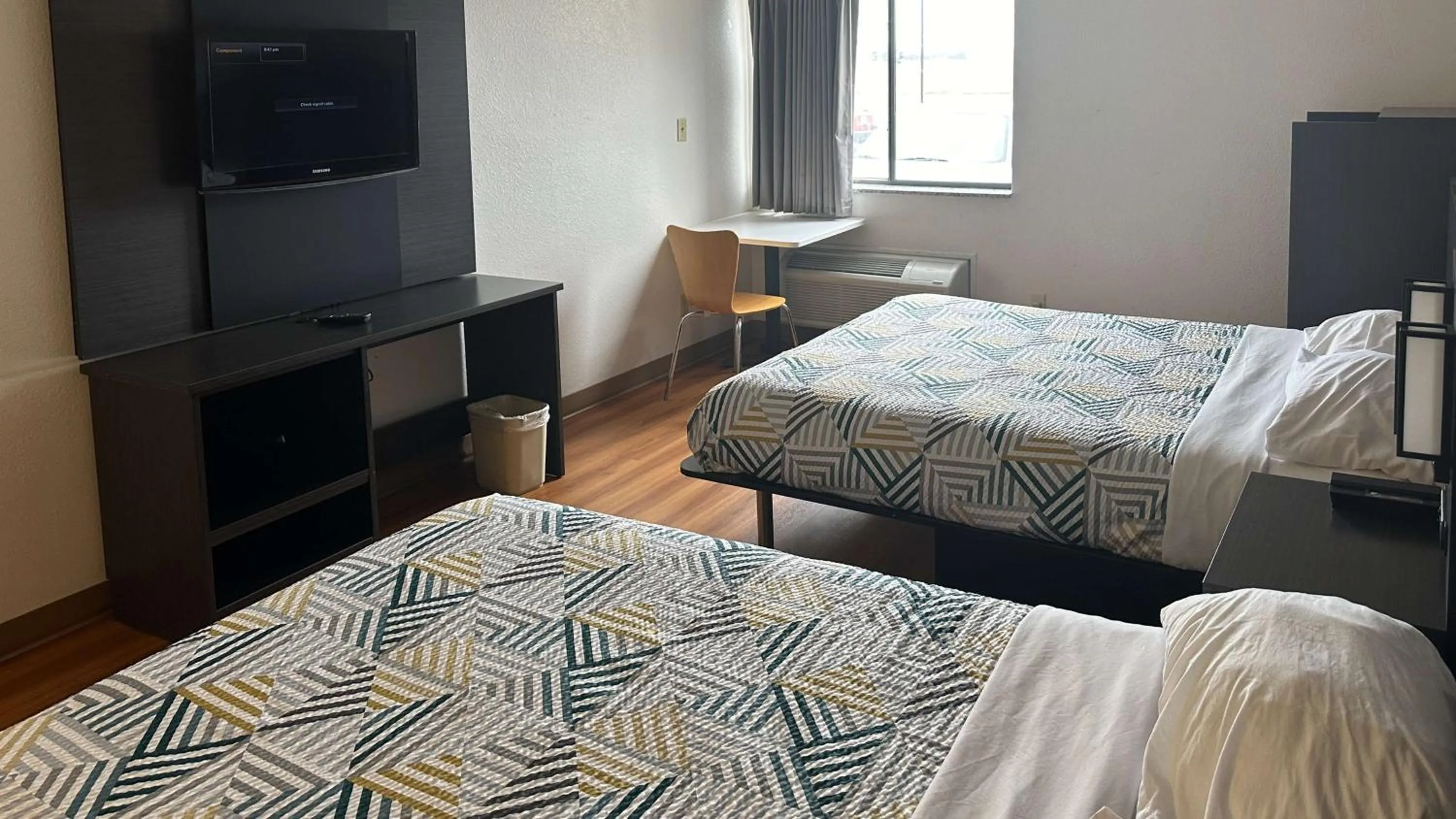 Bedroom, Bed in Motel 6-Waterloo, IA