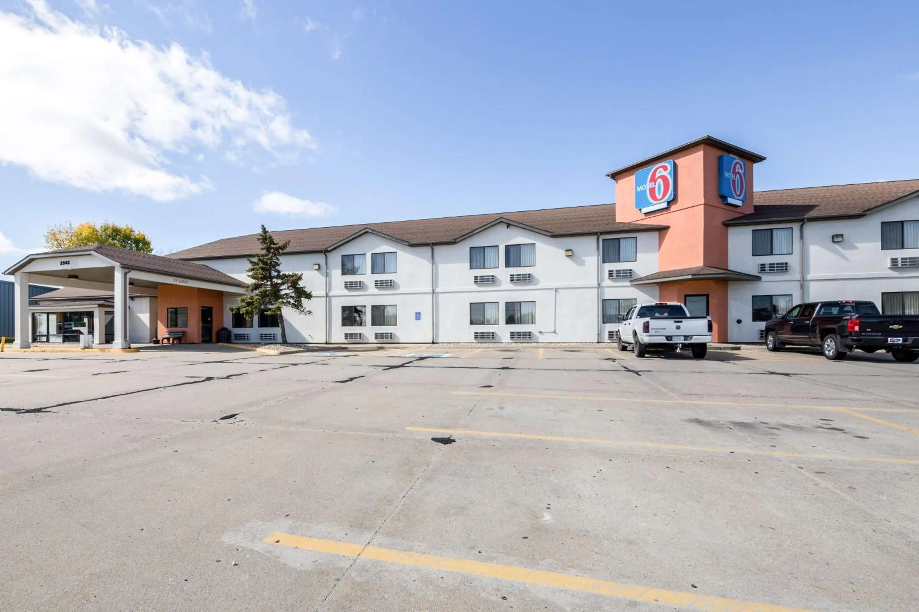 Property building in Motel 6-Waterloo, IA