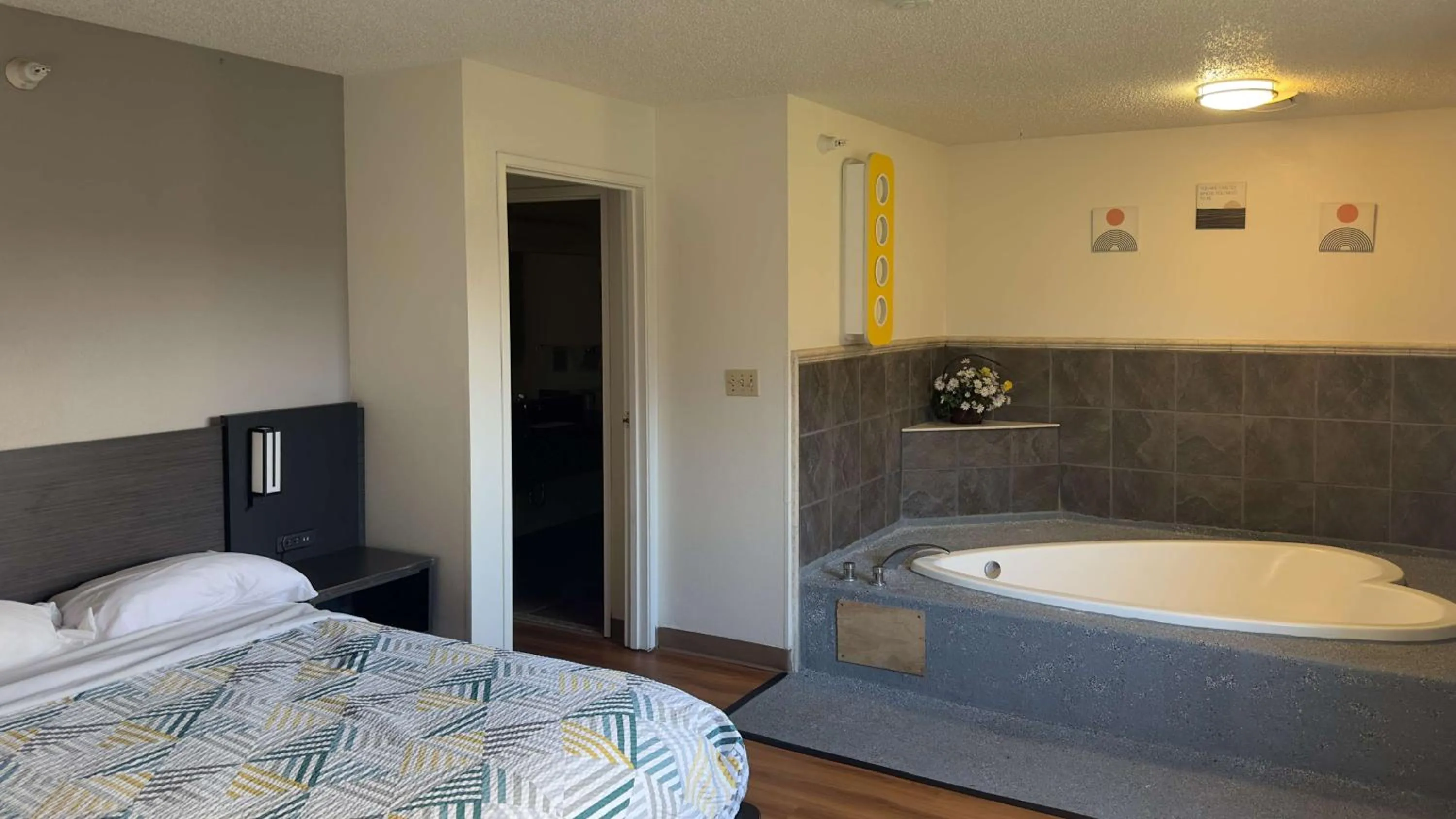 Bedroom, Bed in Motel 6-Waterloo, IA