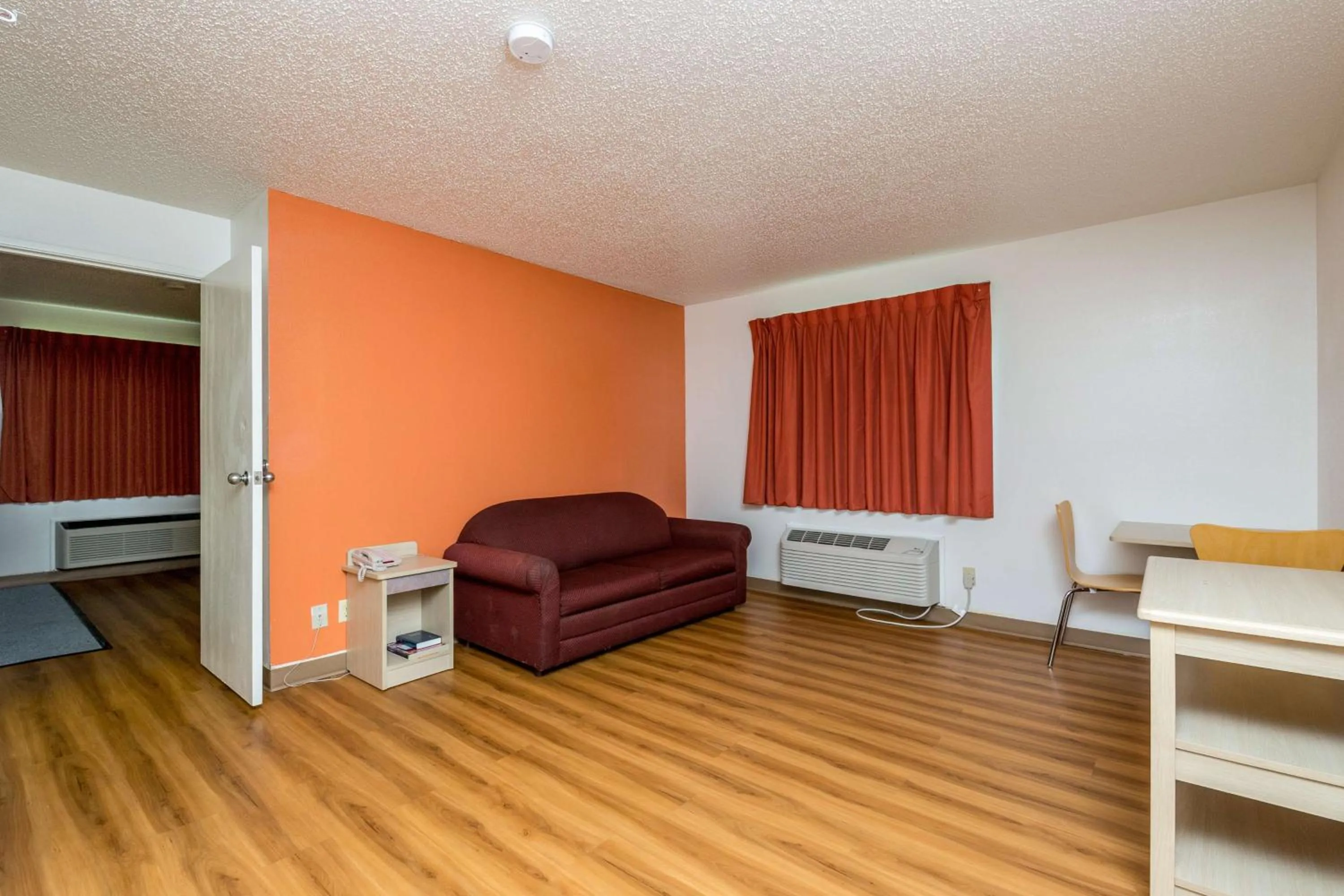 Photo of the whole room, Bed in Motel 6-Waterloo, IA