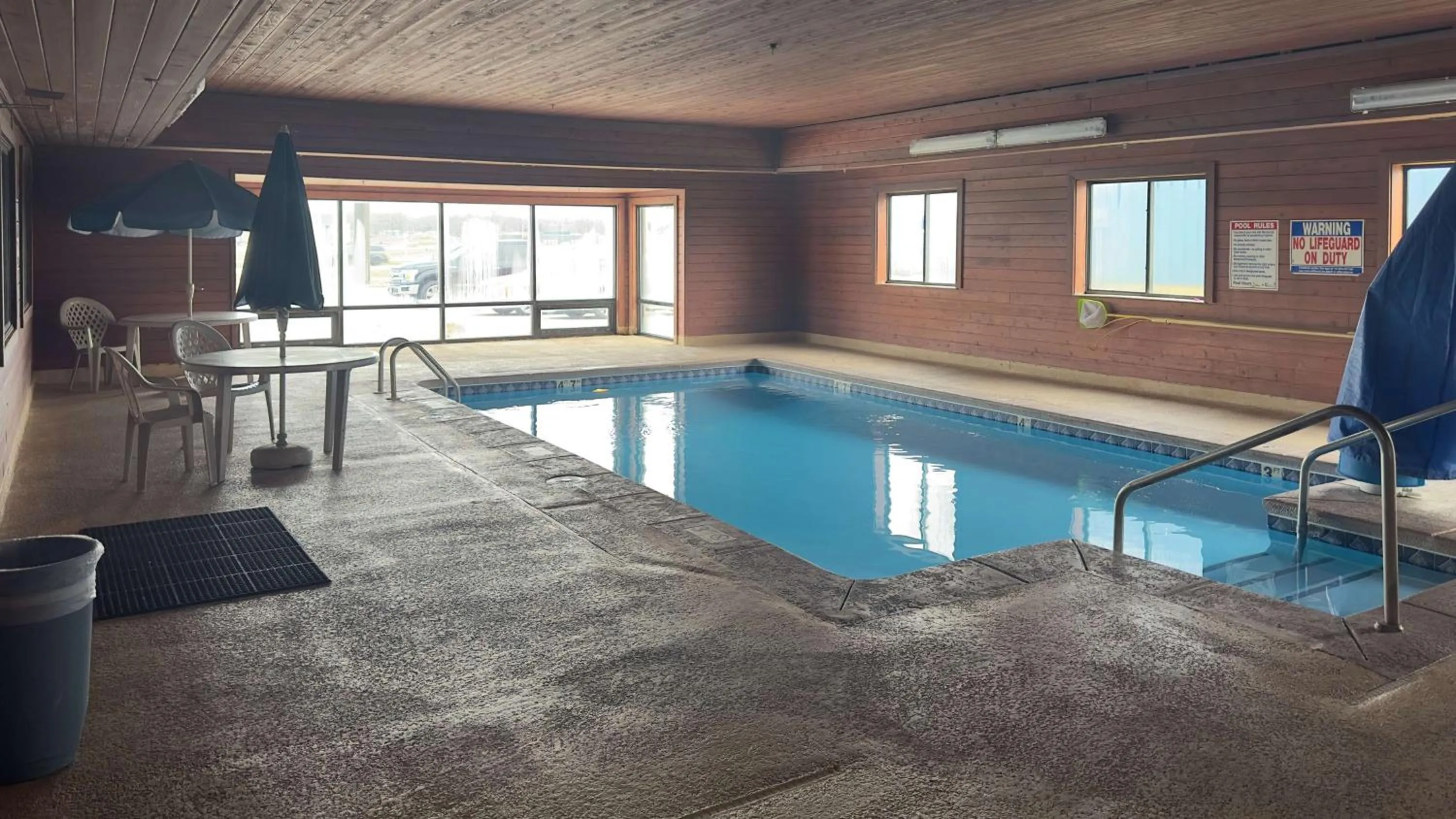 Pool view in Motel 6-Waterloo, IA