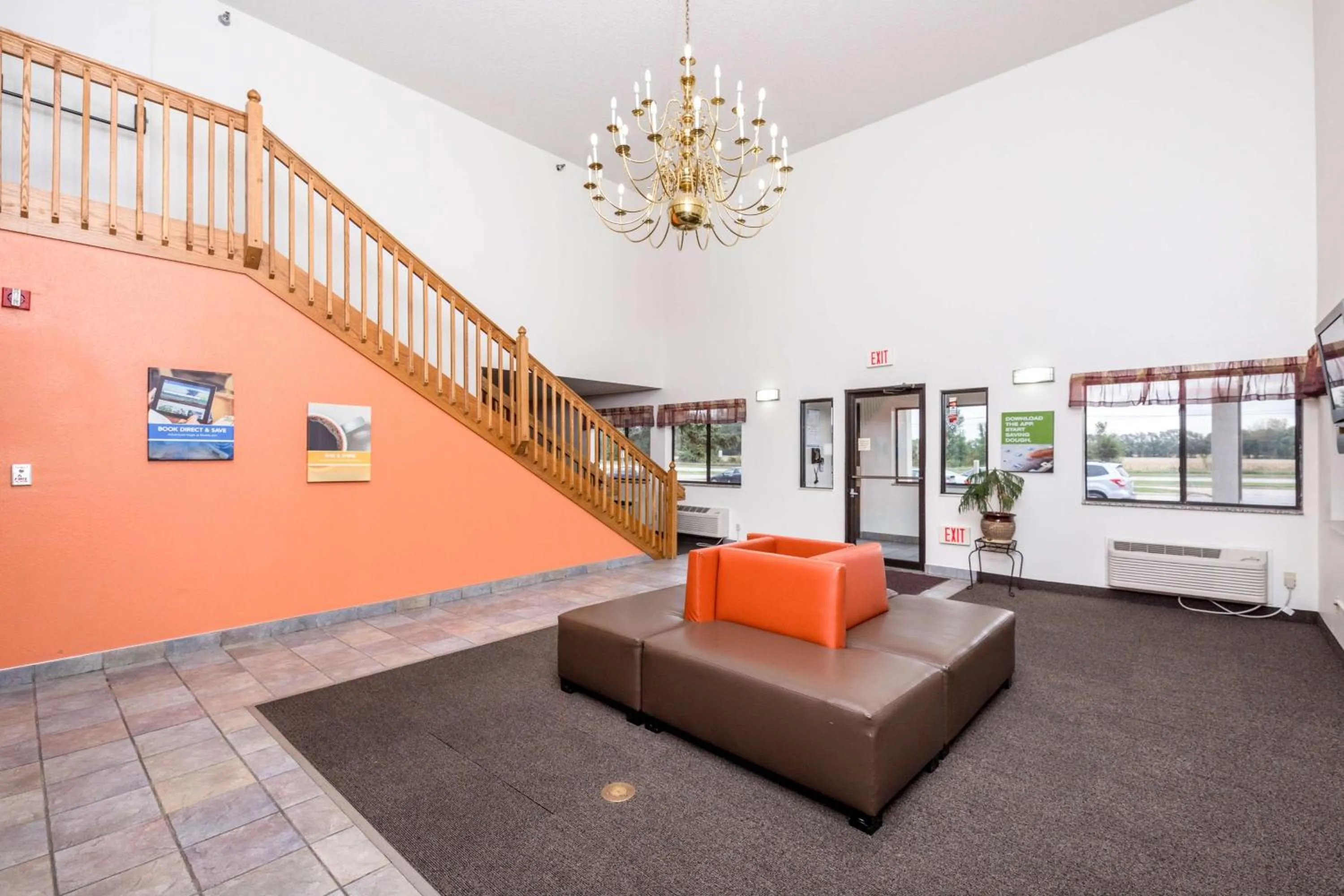 Communal lounge/ TV room in Motel 6-Waterloo, IA