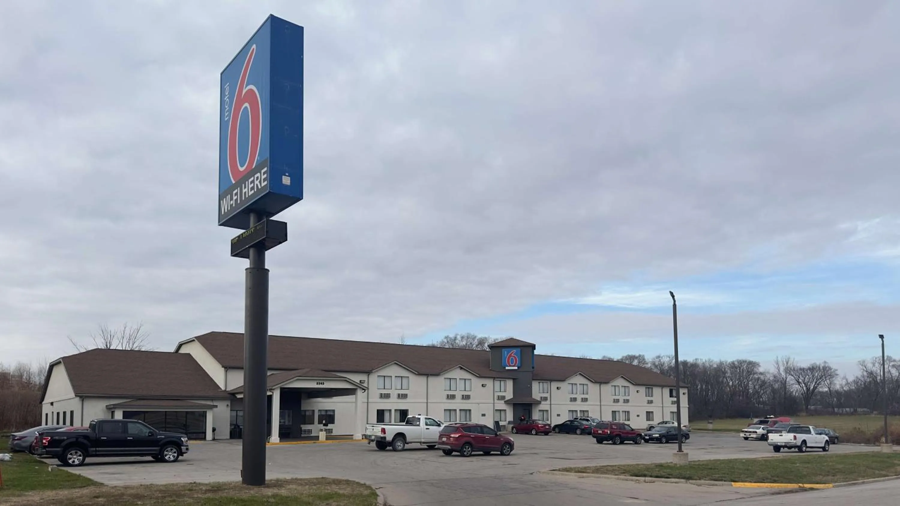 Property building in Motel 6-Waterloo, IA