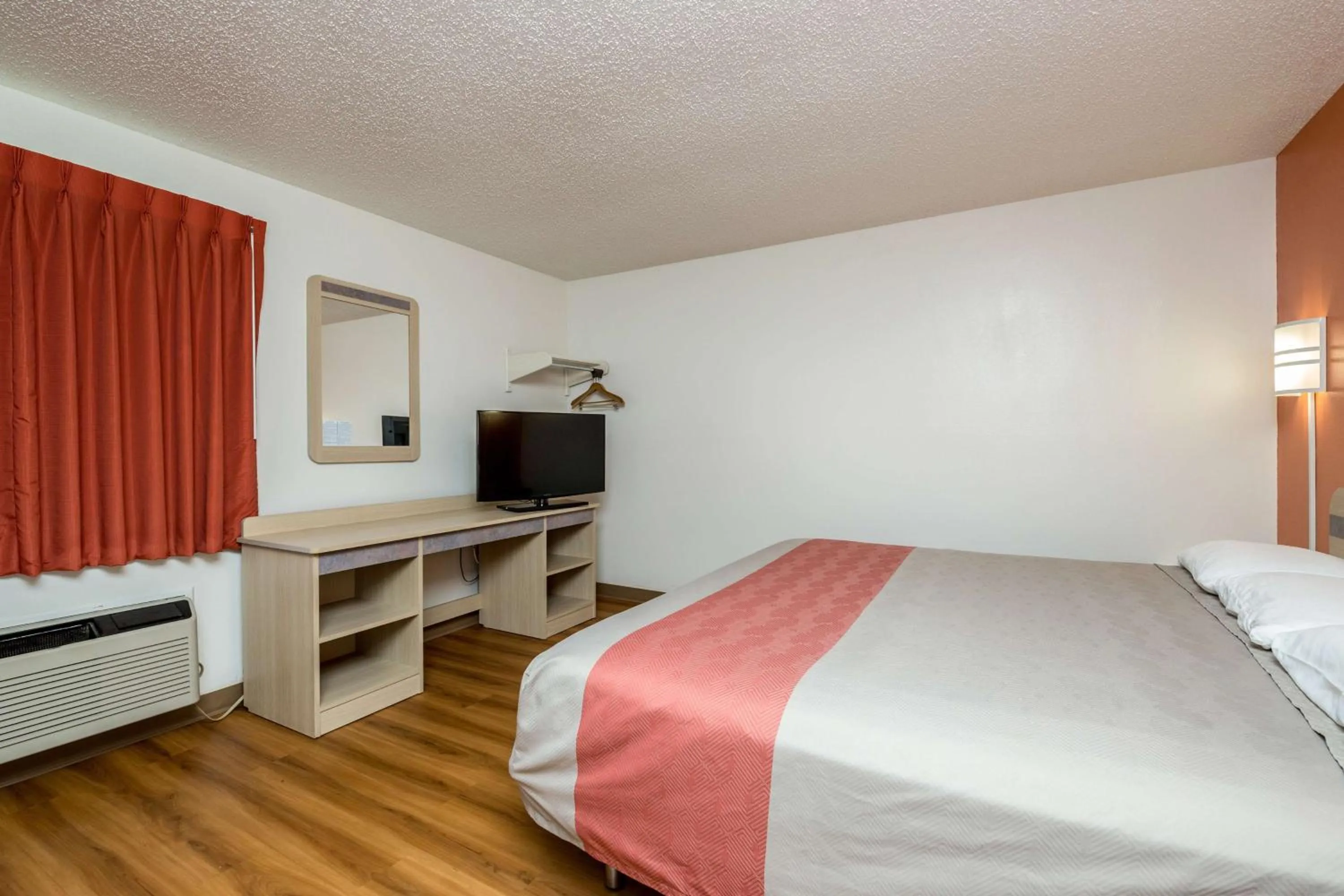 TV and multimedia, Bed in Motel 6-Waterloo, IA