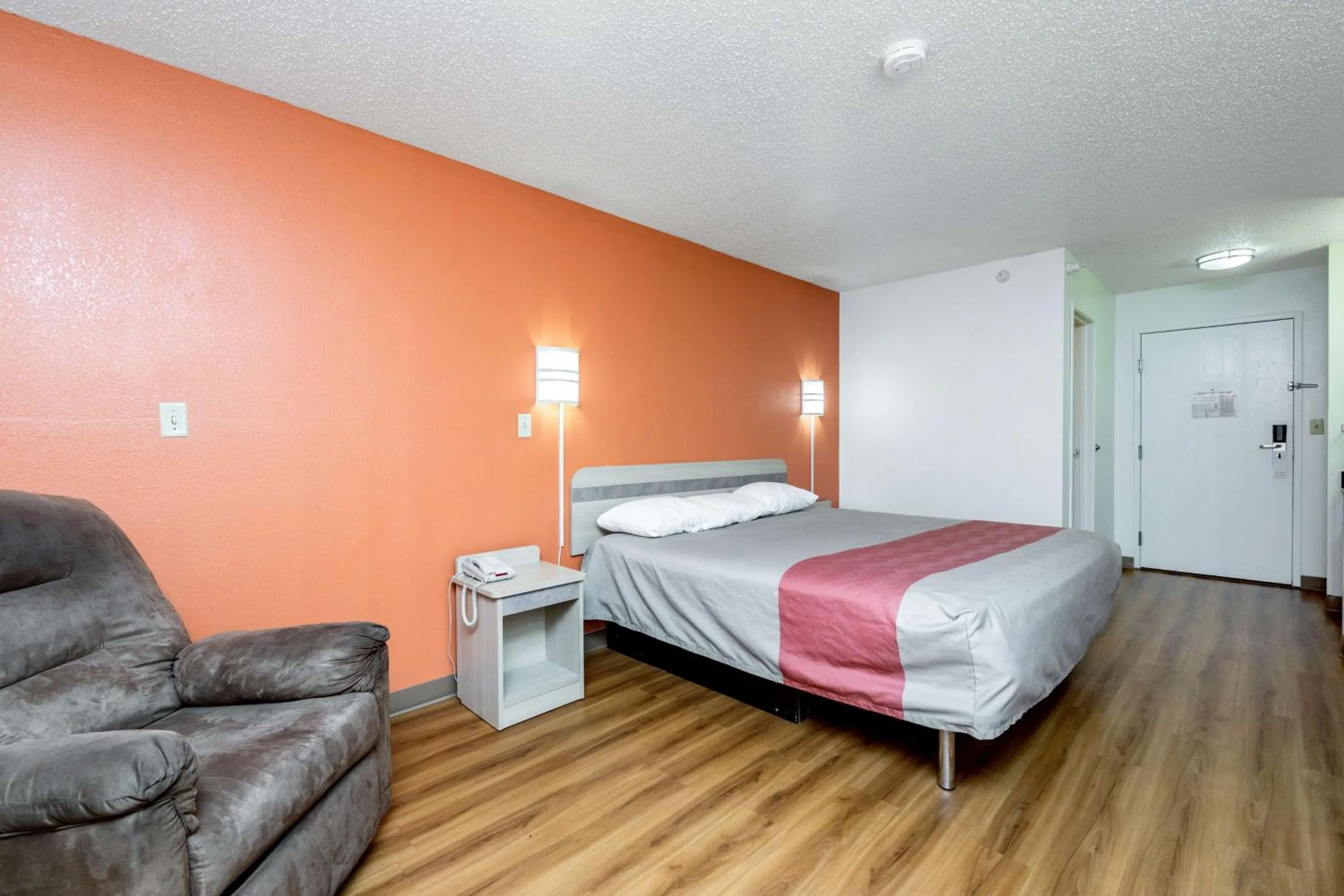 Photo of the whole room, Bed in Motel 6-Waterloo, IA