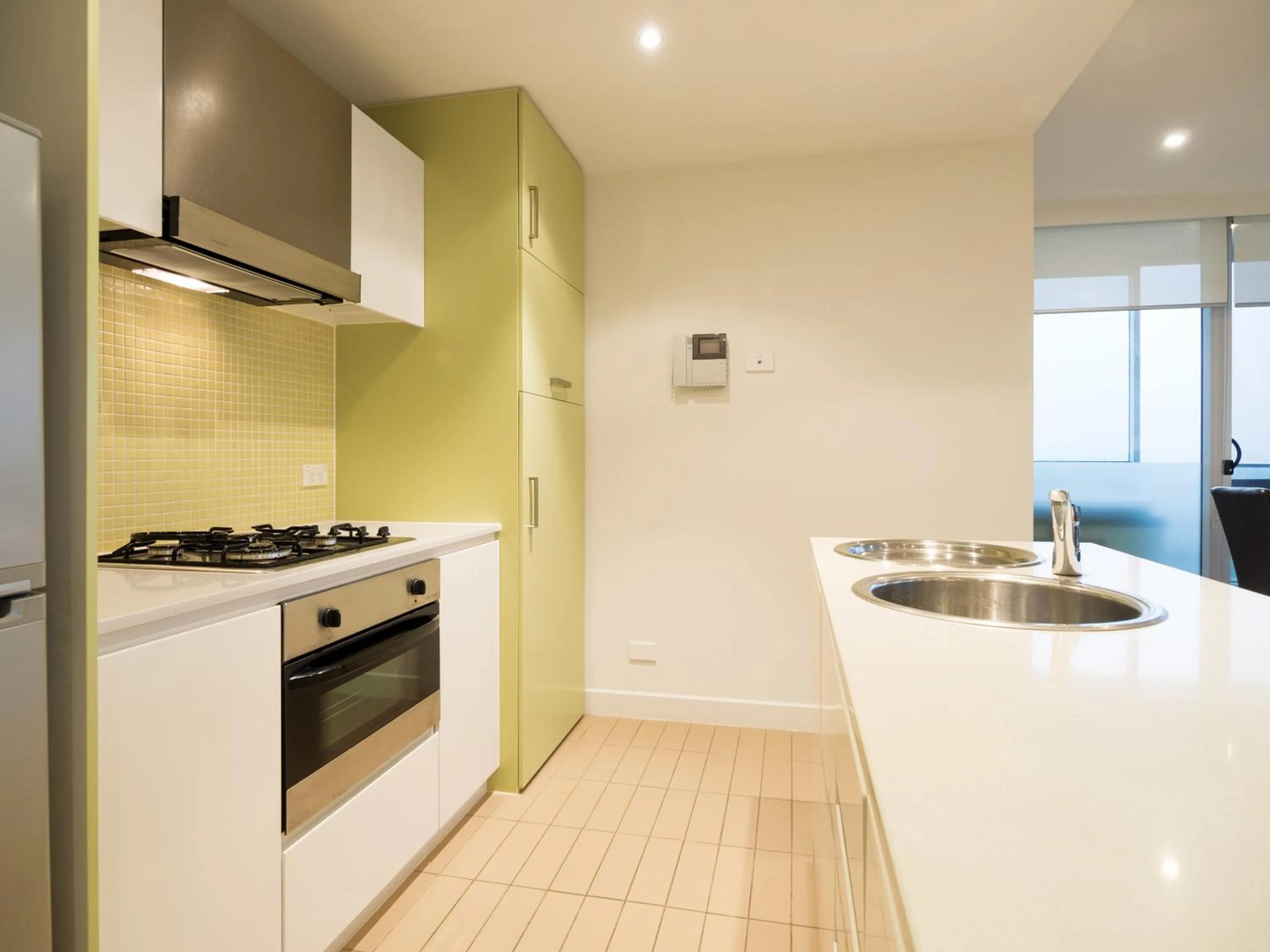Kitchen or kitchenette in Oaks Glenelg Liberty Suites