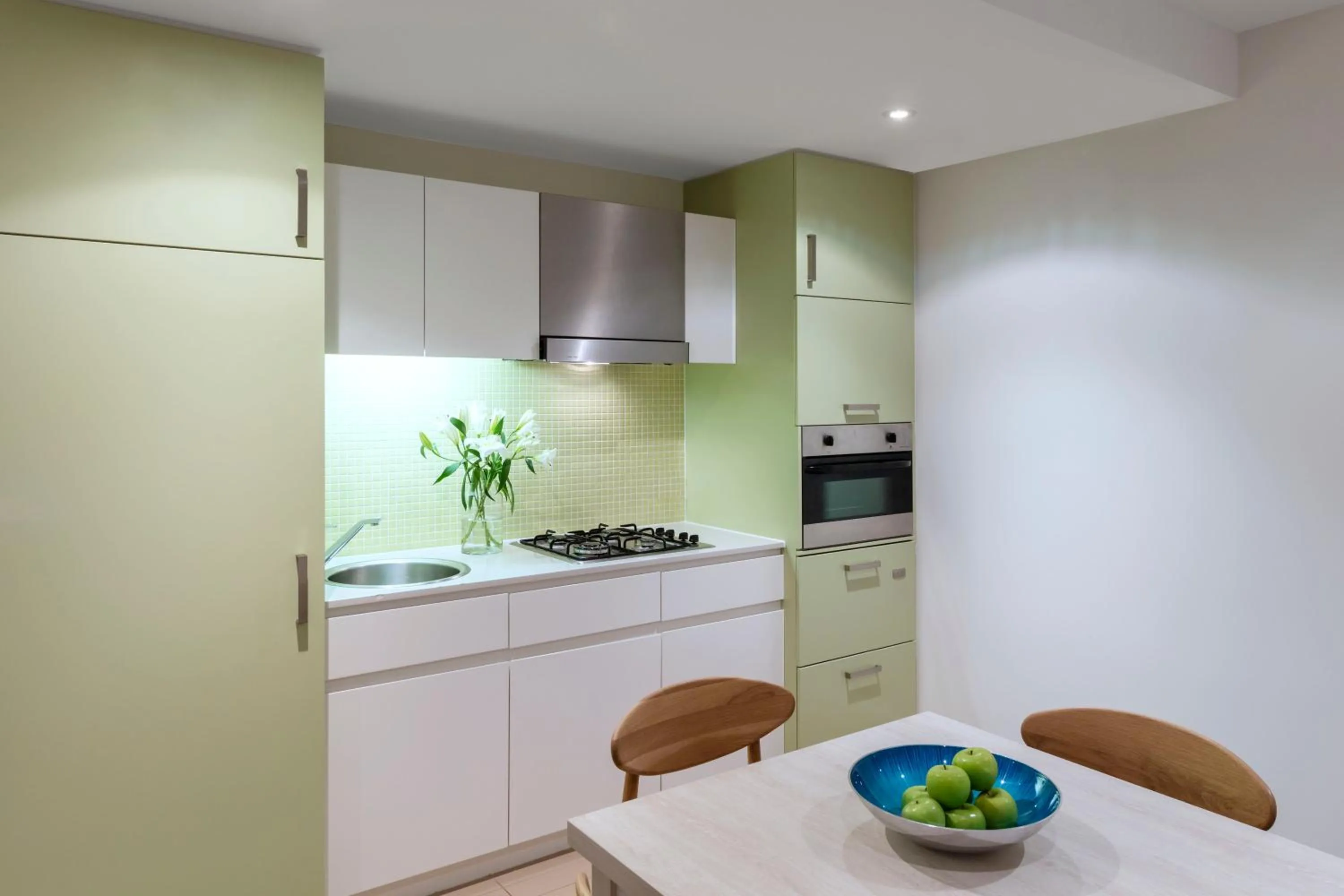 Kitchen or kitchenette in Oaks Glenelg Liberty Suites