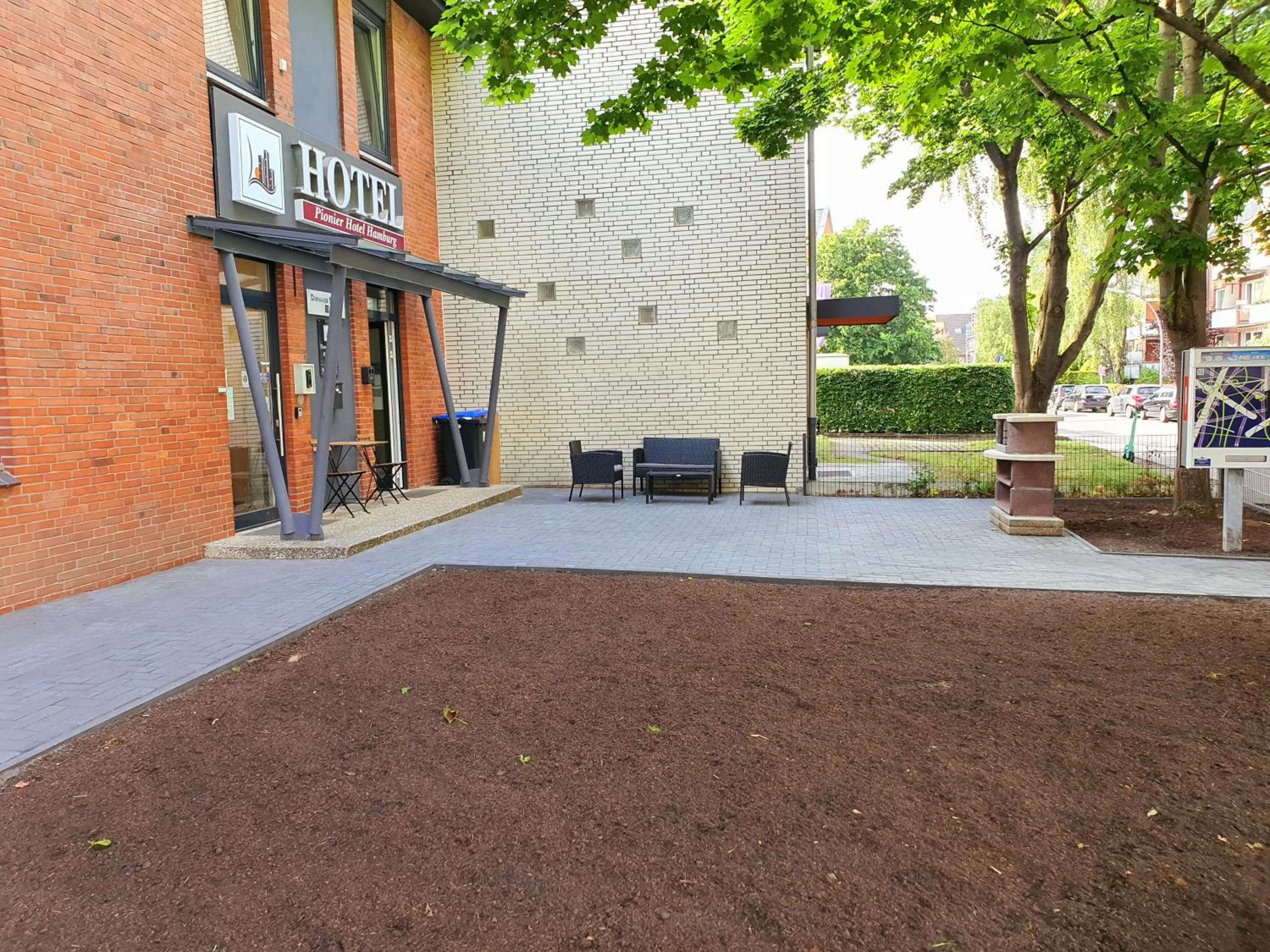 Facade/entrance in Pionier Hotel Hamburg Wandsbek