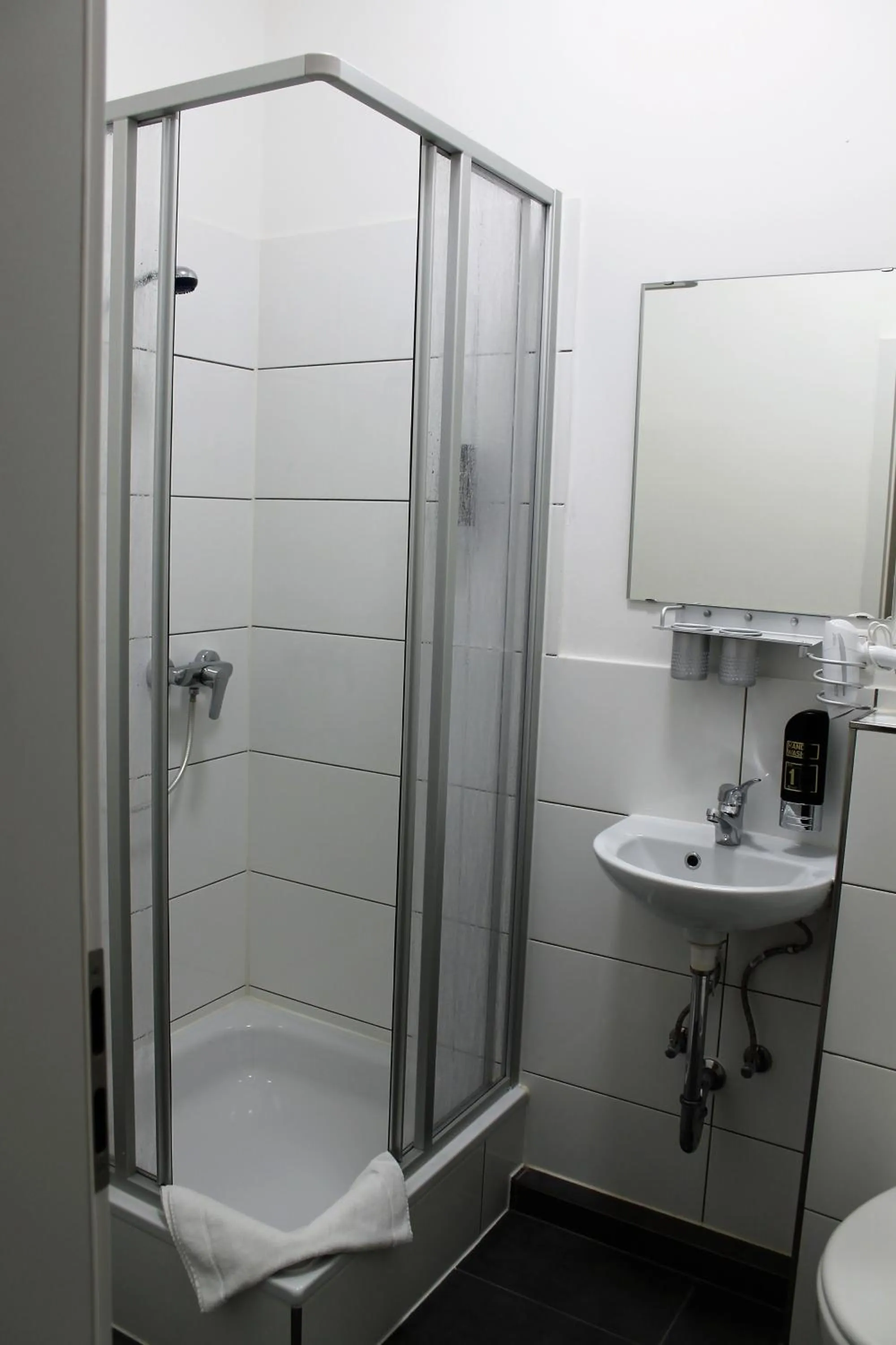 Shower in Pionier Hotel Hamburg Wandsbek