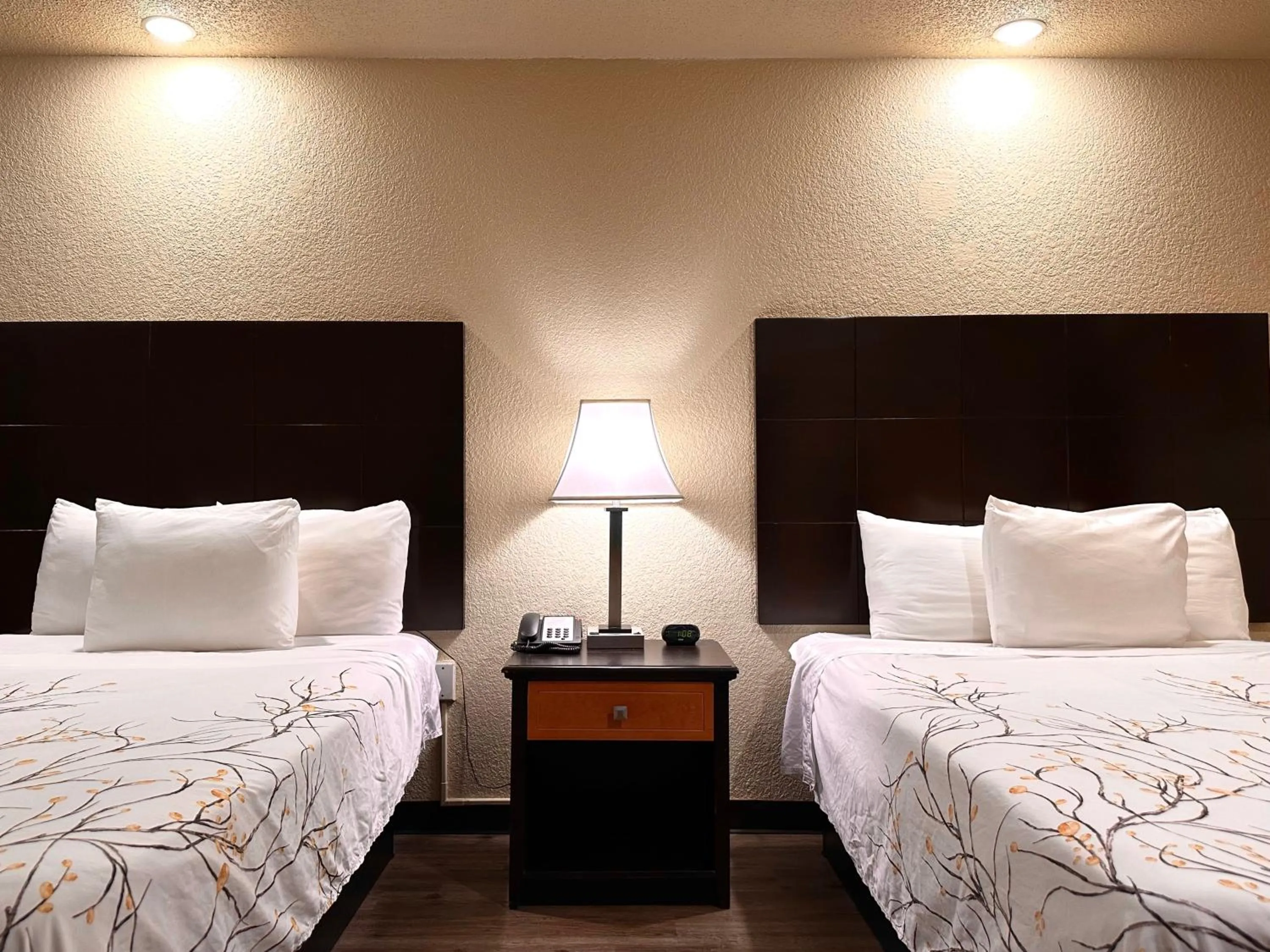 Bed in Travelers Inn Elizabeth City