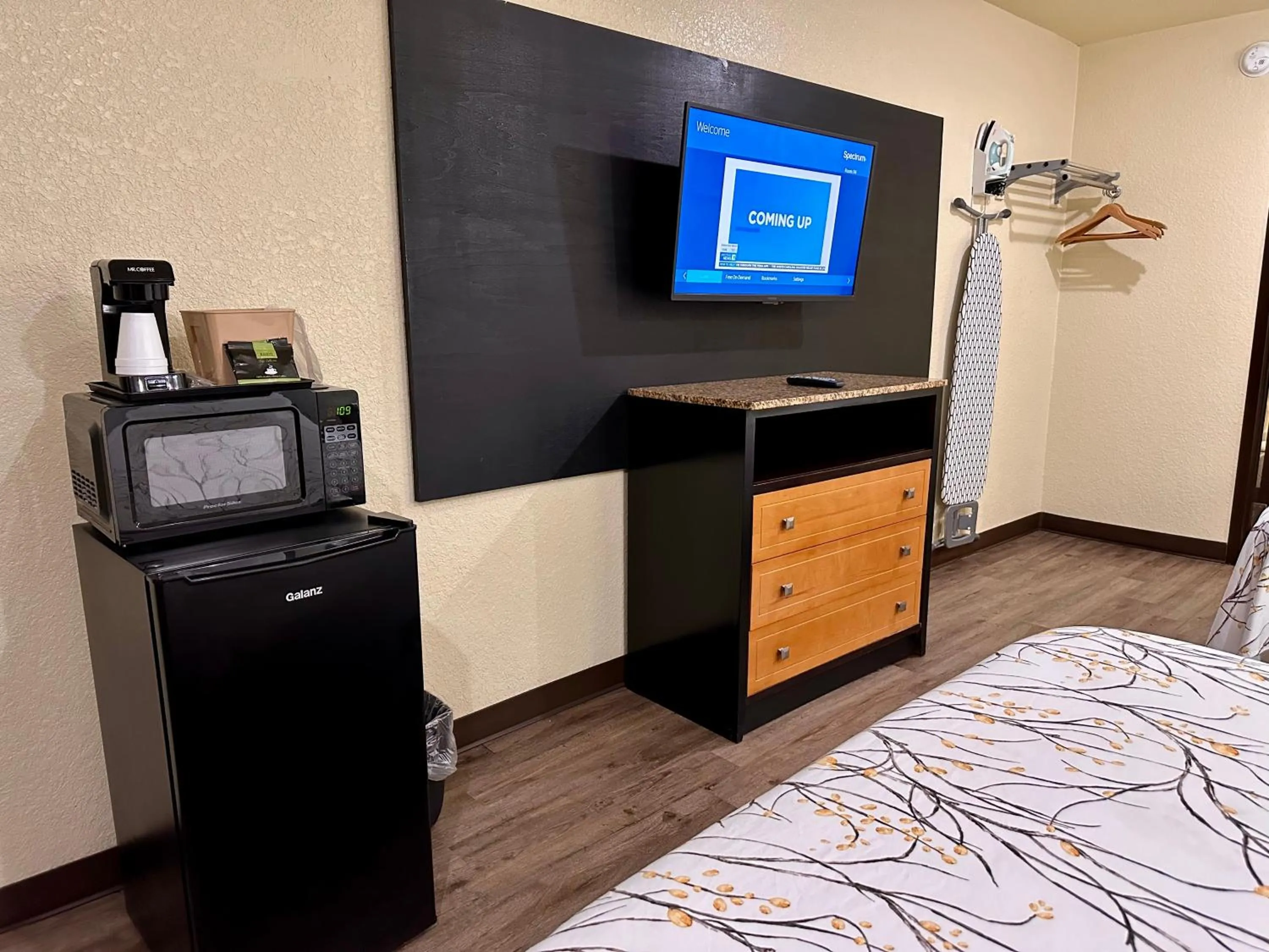 Bed in Travelers Inn Elizabeth City