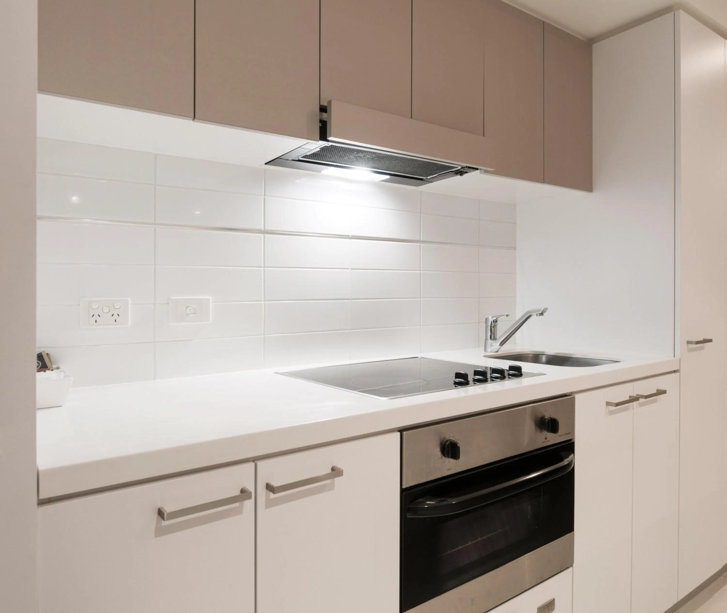 Kitchen or kitchenette in Oaks Adelaide Horizons Suites