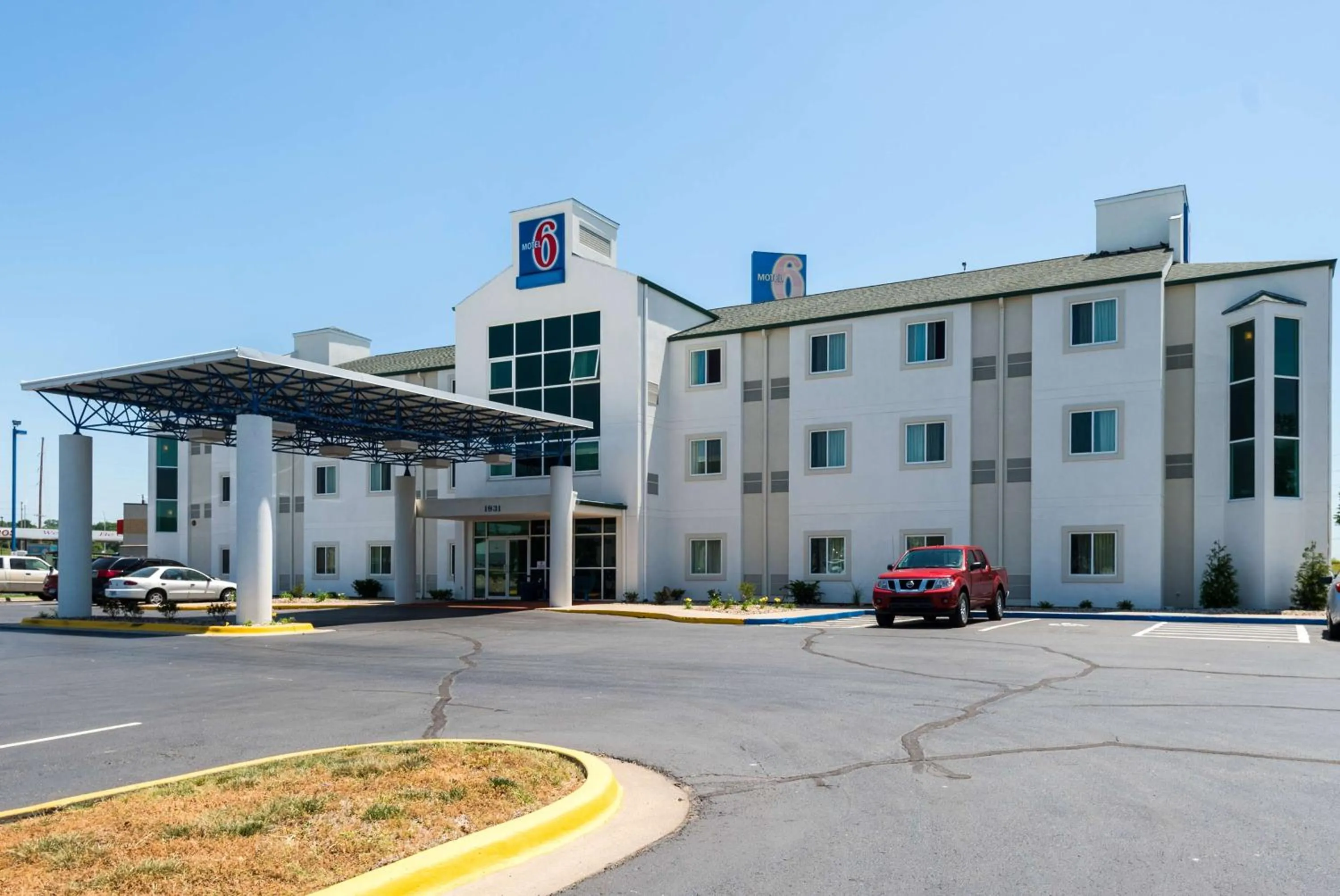 Property building in Motel 6-Junction City, KS