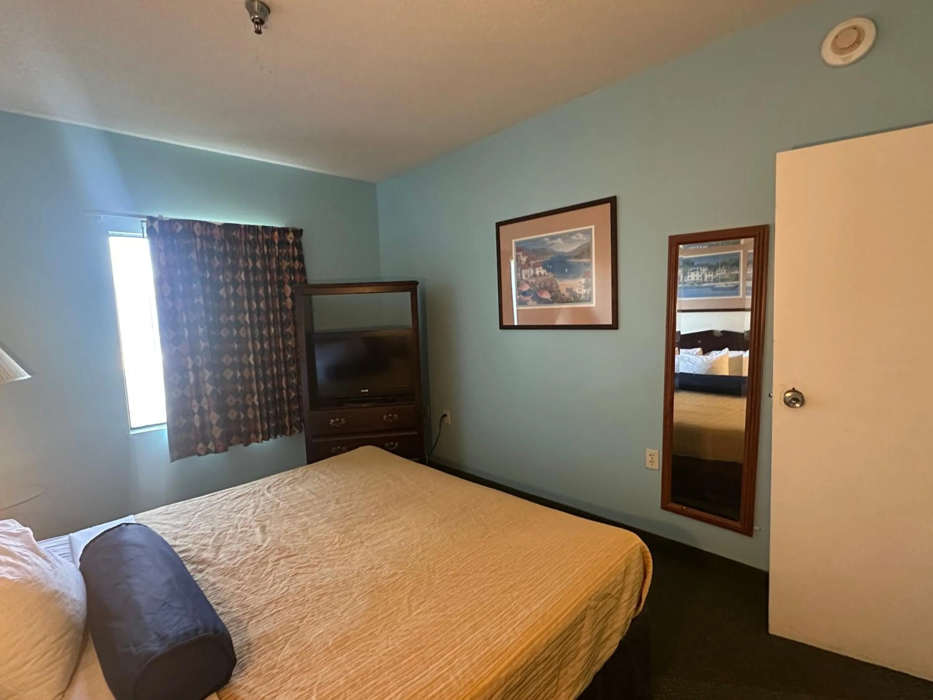 Bedroom in Guest Cottage & Suites By OYO Brunswick-Golden Isles